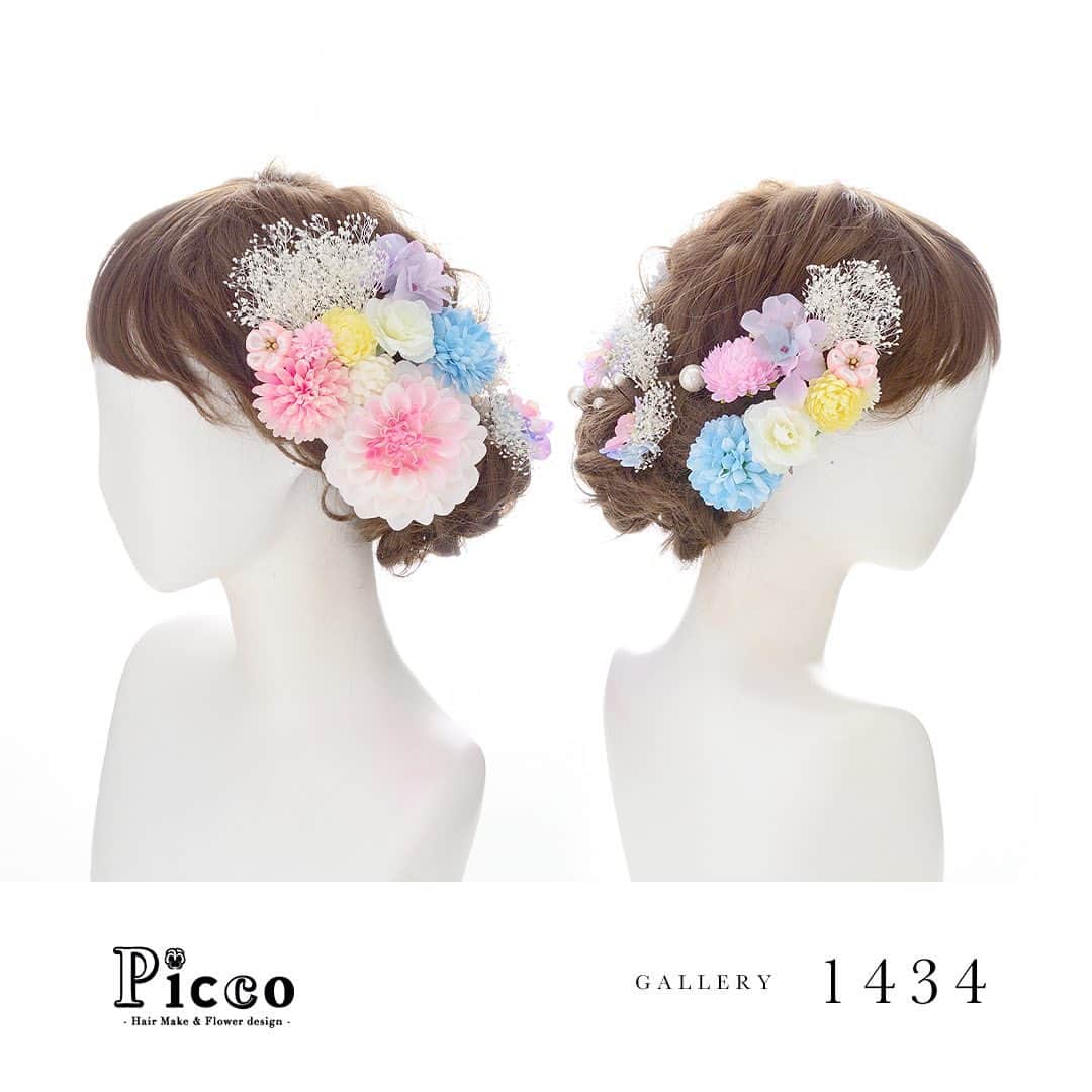 髪飾りの『Picco（ピッコ）』のインスタグラム：「﻿ 🌸 Gallery 1434 🌸﻿ ﻿ ﻿ 【 #成人式　#髪飾り 】﻿ ﻿ ﻿ #Picco #オーダーメイド髪飾り #振袖ヘア #成人式ヘア﻿ ﻿ グラデーションのピンクダリアをメインに、パステルカラーのマムと小花で盛り付けました💙💜💖﻿ サイドにはつまみ小花やかすみ草を添え、バックにはパール＆小花を散りばめた、可愛い和スタイルに仕上げました😍💕﻿ ﻿ ﻿ #ダリア﻿ #パステル﻿ #ピンク﻿ #つまみ小花﻿ #成人式髪型﻿ ﻿ デザイナー @mkmk1109﻿ ﻿  ﻿ #アーティフィシャルフラワー #ヘアアクセサリー #花飾り #造花　﻿  #伝統 #和装﻿ ﻿ #ローズ #かすみ草 #成人式前撮り ﻿ ﻿ #ヘアスタイル #赤 #二十歳 #振袖　#👘﻿ #袴 #着物 #マム #ドライフラワー﻿」
