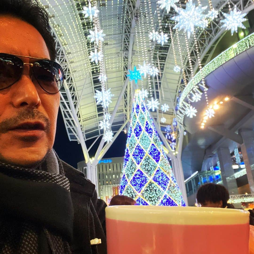 のインスタグラム：「クリスマスマーケット in 博多ヒカリの街。  Turkeyチキンをかぶりつく！」