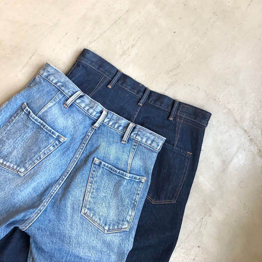 Moname Official Instagramのインスタグラム：「. 女性らしく、デニムらしく。 フラットなステッチ使いやディティールで、 クールな大人顔のジーンズに仕上げたスリムストレート👖✨ . Slim Straight No.41191005 col.LBL ￥16,000+tax . No.41191006col.RIN ￥15,000+tax . #moname #20AW #デニム #コーデ #モナーム #denim#Moname_code#jeans#デニム#ストレッチデニム#美脚#デニムコーデ#ジーンズ好き#デニムパンツ#デニム女子#フレンチカジュアル#ootd#大人カジュアルコーデ#シンプルコーデ #今日のコーデ#160cmコーデ#きれいめカジュアル#大人かわいい#大人カジュアル#大人キレイ#大人コーデ#大人シンプル#ストレート#美尻」