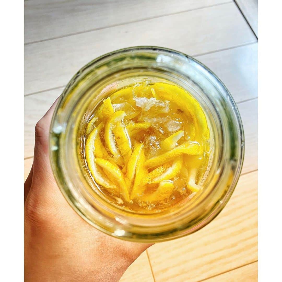 大野南香さんのインスタグラム写真 - (大野南香Instagram)「*  【🍯Marmalade🍯】 Home-made marmalade (unheated) 😋🧸 I was so impressed with homemade marmalade in a cooking class that I made it by myself as she did!  Make sure to use organic fruits whose skins are also edible!  I used Yuzu juice for a drink in the morning with warm water, and skins for this marmalade! ︎︎﻿ ︎︎﻿☺︎︎﻿ ︎︎﻿ ︎︎﻿☺︎︎﻿ ︎︎﻿ ︎︎﻿☺︎︎﻿ 【🍯ゆずのマーマレード🍯】 料理教室で食べたデザートに添えられてた自家製マーマレードがとってもおいしくて(最後の写真)、、、❤︎ちょうどその時ゆず(みたいな柑橘のフルーツ)をいくつかもらったので真似しておうちで作ってみた😊 果汁は朝のドリンクとして飲んで、皮はハチミツにつけて非加熱のマーマレードにしてみたよ🍯 無農薬のフルーツを使うことだけ気をつけたら簡単にできる◎ 優しい甘さだからいろんな料理に合うだろうな〜🥰るん  #everydayhappy ︎︎﻿ ︎︎﻿☺︎︎﻿  #ヘルシー﻿ #料理﻿ #クッキングラム ﻿ #cooking﻿ #healthyfood﻿ #minakaskitchen﻿ #vegansweets﻿ #ヴィーガンスイーツ﻿ #homemade ﻿ #homemadefood ﻿ #vegan﻿ #vegetalian﻿ #ベジタリアン﻿ #organic﻿ #organicfood ﻿ #bio﻿ #オーガニックカフェ﻿ #cheesecake﻿ #bakedcheesecake ﻿ #vegandessert﻿ #sweets ﻿ #marmalade  #マーマレード #ゆず」12月9日 16時44分 - minaka_official