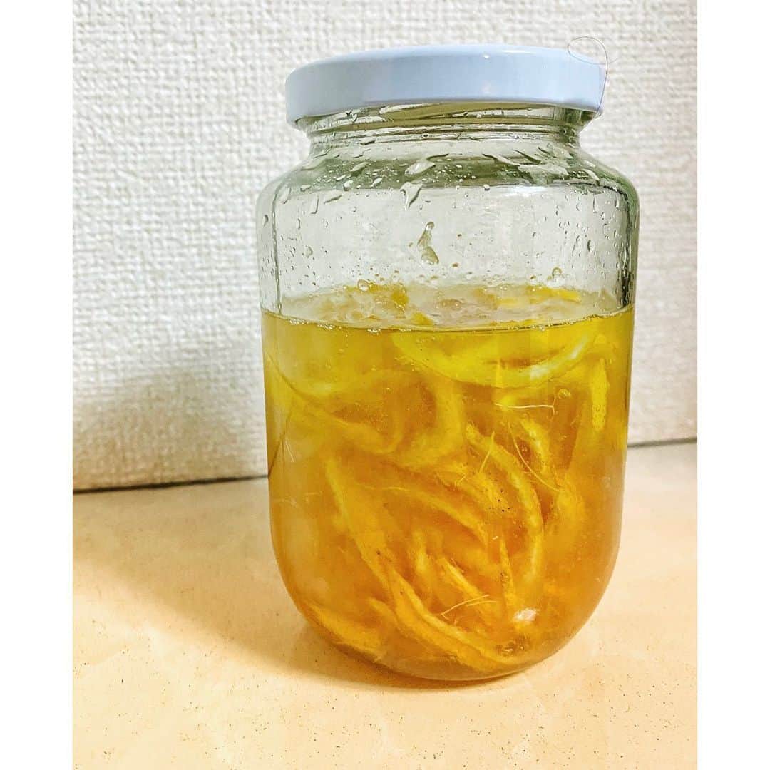 大野南香さんのインスタグラム写真 - (大野南香Instagram)「*  【🍯Marmalade🍯】 Home-made marmalade (unheated) 😋🧸 I was so impressed with homemade marmalade in a cooking class that I made it by myself as she did!  Make sure to use organic fruits whose skins are also edible!  I used Yuzu juice for a drink in the morning with warm water, and skins for this marmalade! ︎︎﻿ ︎︎﻿☺︎︎﻿ ︎︎﻿ ︎︎﻿☺︎︎﻿ ︎︎﻿ ︎︎﻿☺︎︎﻿ 【🍯ゆずのマーマレード🍯】 料理教室で食べたデザートに添えられてた自家製マーマレードがとってもおいしくて(最後の写真)、、、❤︎ちょうどその時ゆず(みたいな柑橘のフルーツ)をいくつかもらったので真似しておうちで作ってみた😊 果汁は朝のドリンクとして飲んで、皮はハチミツにつけて非加熱のマーマレードにしてみたよ🍯 無農薬のフルーツを使うことだけ気をつけたら簡単にできる◎ 優しい甘さだからいろんな料理に合うだろうな〜🥰るん  #everydayhappy ︎︎﻿ ︎︎﻿☺︎︎﻿  #ヘルシー﻿ #料理﻿ #クッキングラム ﻿ #cooking﻿ #healthyfood﻿ #minakaskitchen﻿ #vegansweets﻿ #ヴィーガンスイーツ﻿ #homemade ﻿ #homemadefood ﻿ #vegan﻿ #vegetalian﻿ #ベジタリアン﻿ #organic﻿ #organicfood ﻿ #bio﻿ #オーガニックカフェ﻿ #cheesecake﻿ #bakedcheesecake ﻿ #vegandessert﻿ #sweets ﻿ #marmalade  #マーマレード #ゆず」12月9日 16時44分 - minaka_official
