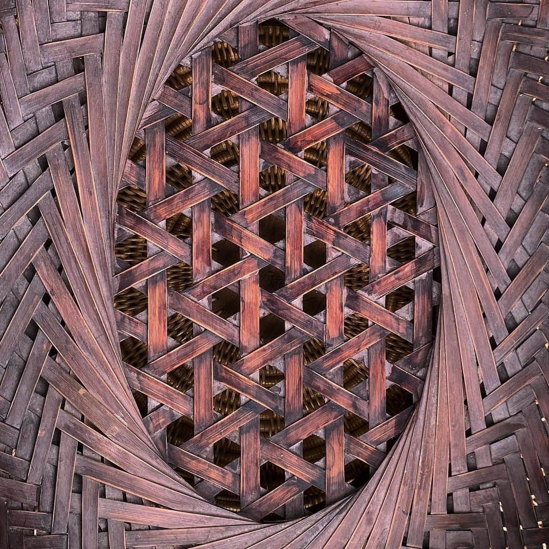 ベックスロックスのインスタグラム：「#itsallinthedetails  ⠀⠀⠀⠀⠀⠀⠀⠀⠀ I am constantly mesmerised by our ability to create from nature’s resources.  ⠀⠀⠀⠀⠀⠀⠀⠀⠀ When I’m not diving into jewels I spend my time sourcing and developing hand made sustainable interiors from local artisan communities and Master weavers, from rattan, bamboo and textiles to support the art of traditional craft for private clients and conscious brands.  ⠀⠀⠀⠀⠀⠀⠀⠀⠀ Here Master Budiman weaves bamboo skin into a stunning complex and intricate basket. 💓  #sustainableinteriors  #handmadehomedecor  #bamboo #artisanmade #worldofinteriors  #traditionalcraft  #sourcedbybex #texture  #basketweaving」