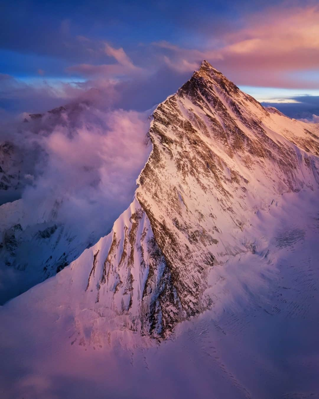 National Geographic Travelさんのインスタグラム写真 - (National Geographic TravelInstagram)「Photo by Keith Ladzinski @ladzinski / Towering at 29,029 feet (8,848 meters), Mount Everest is the pinnacle of the planet. In local lore it's said that this is the point where all things on the planet flow down from. This alpenglow perspective was photographed from the China side of Everest. To see more photos from this part of the world, please visit @ladzinski. #MtEverest #alpenglow」12月9日 16時40分 - natgeotravel