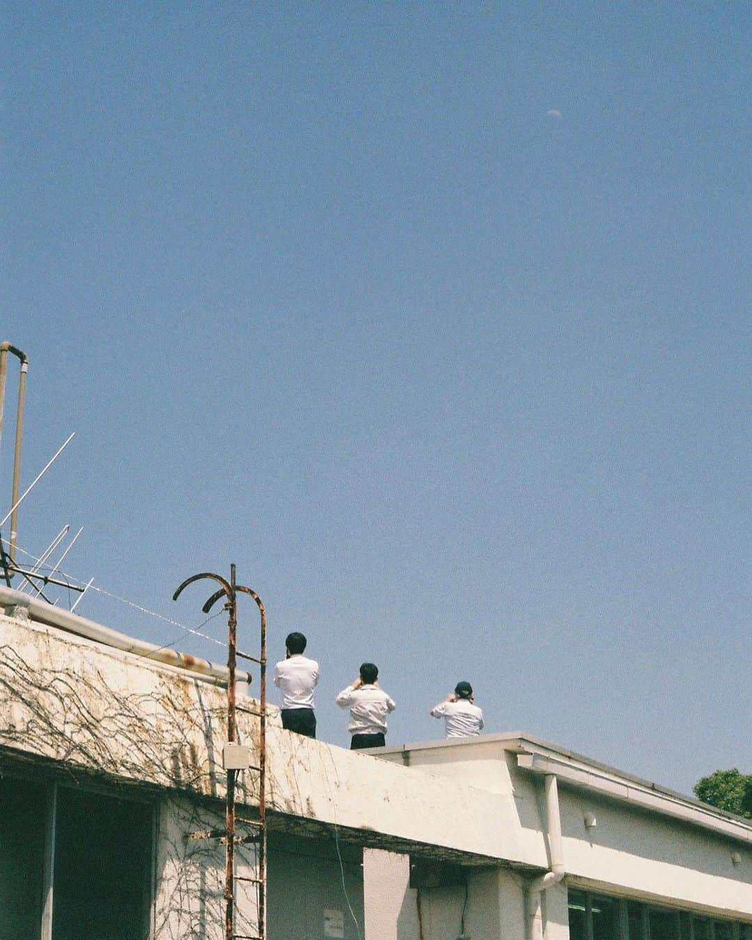 のインスタグラム：「three men peeping」