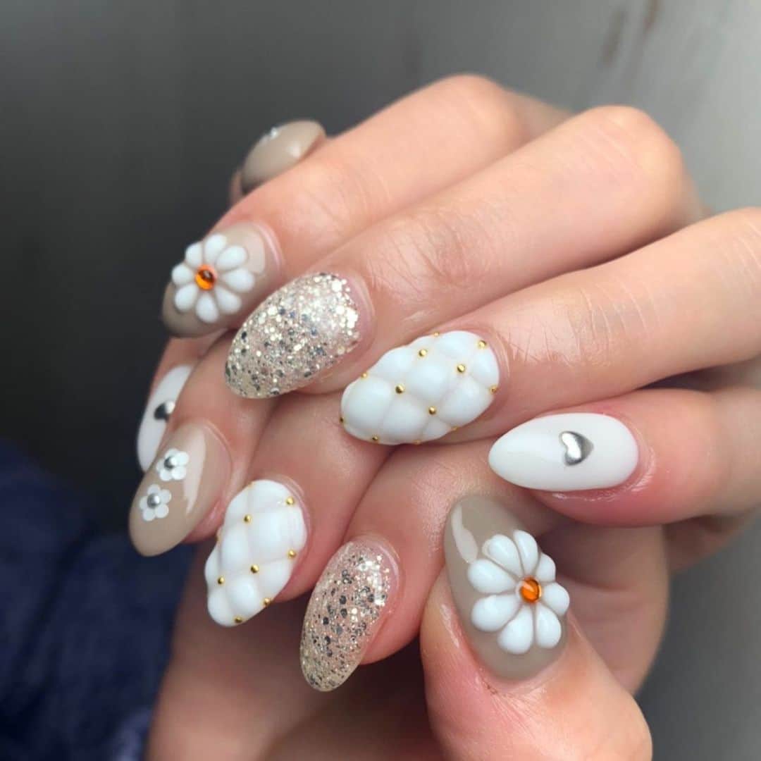 星川凛々花 （仁美まどか）のインスタグラム：「🌼🌼🌼🌼🌼﻿ ﻿ #ネイル﻿ #マトラッセ﻿ #3D﻿ #ラメ﻿ #星川凛々花　﻿ #星川凜凜花　﻿ #AV女優　﻿ #セクシー女優　﻿ ﻿」