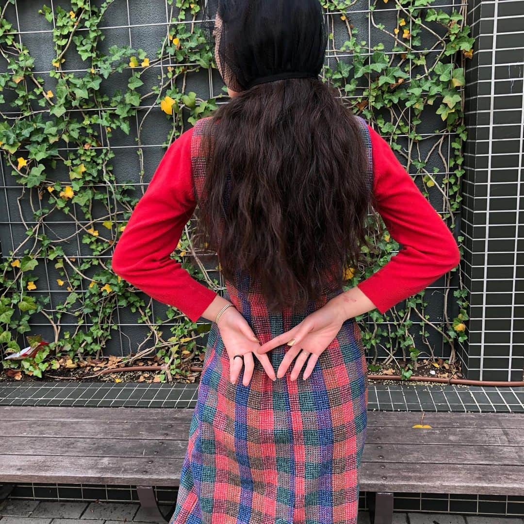 NUTTY Vintage&Collectibleのインスタグラム：「🇺🇸NEW ARRIVAL🇺🇸 from U.S.A  「ティーンみたいに、素直に可愛く♡」  ☑︎vtg 50's colorful check wool dress  鮮やかなカラーリングがキュートなウールドレス入荷いたしました＊  ニットブラウスと重ねて、頭にはネットチュールをオン。 @glazekohl   ティーンみたいな、可愛らしい着こなしに♡  🛒VINTAGE ONLINE STOREにてお買い求めいただけます🛒 5%OFFクーポンコード【shop120thx3】(~12/25迄)  ------------------------------------ 🛍NUTTY通販について🛍 ------------------------------------- ＜ONLINE STORE＞ VINTAGE▶︎http://nutty.theshop.jp/ USED SELECT▶︎https://nuttyselect.official.ec/ （プロフィールページURLよりjump🕊） ㅤㅤㅤㅤㅤㅤㅤㅤㅤㅤㅤㅤㅤ ＜VIDEO CHAT SHOPPING＞ テレビ電話をお繋ぎして、リアルタイムでご案内いたします。詳細は過去の投稿をご覧ください。」