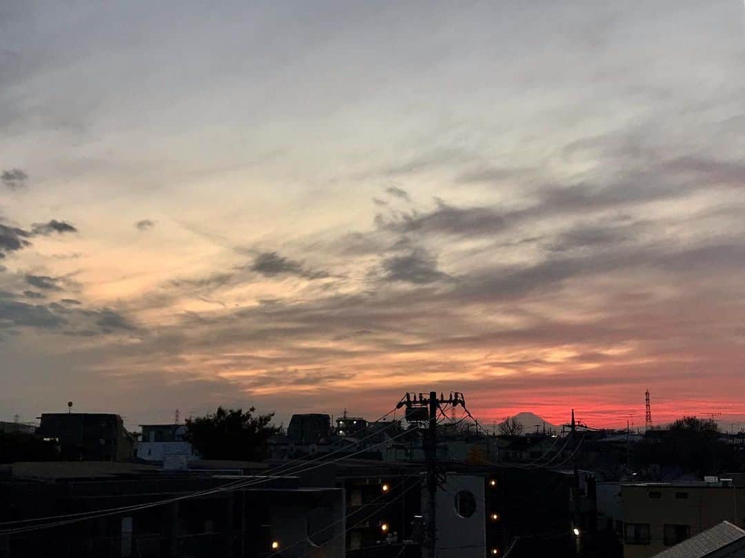 アヤメのインスタグラム：「After the sun setting☀️🗻リモくてエモい #mtfuji #sunsettime #夕焼け #リモートワーク #tokyosky」