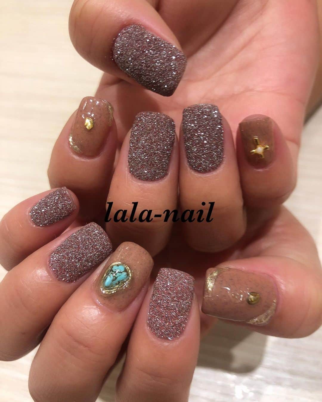 ETSUKOのインスタグラム：「my nail 📸  フラッシュネイル❣️ トップかけない方が1000倍可愛いいから チャレンジしてみた👀  ベージュは🧶入りだよ🤎 12月の誕生石　大好きなターコイズを入れて💙」