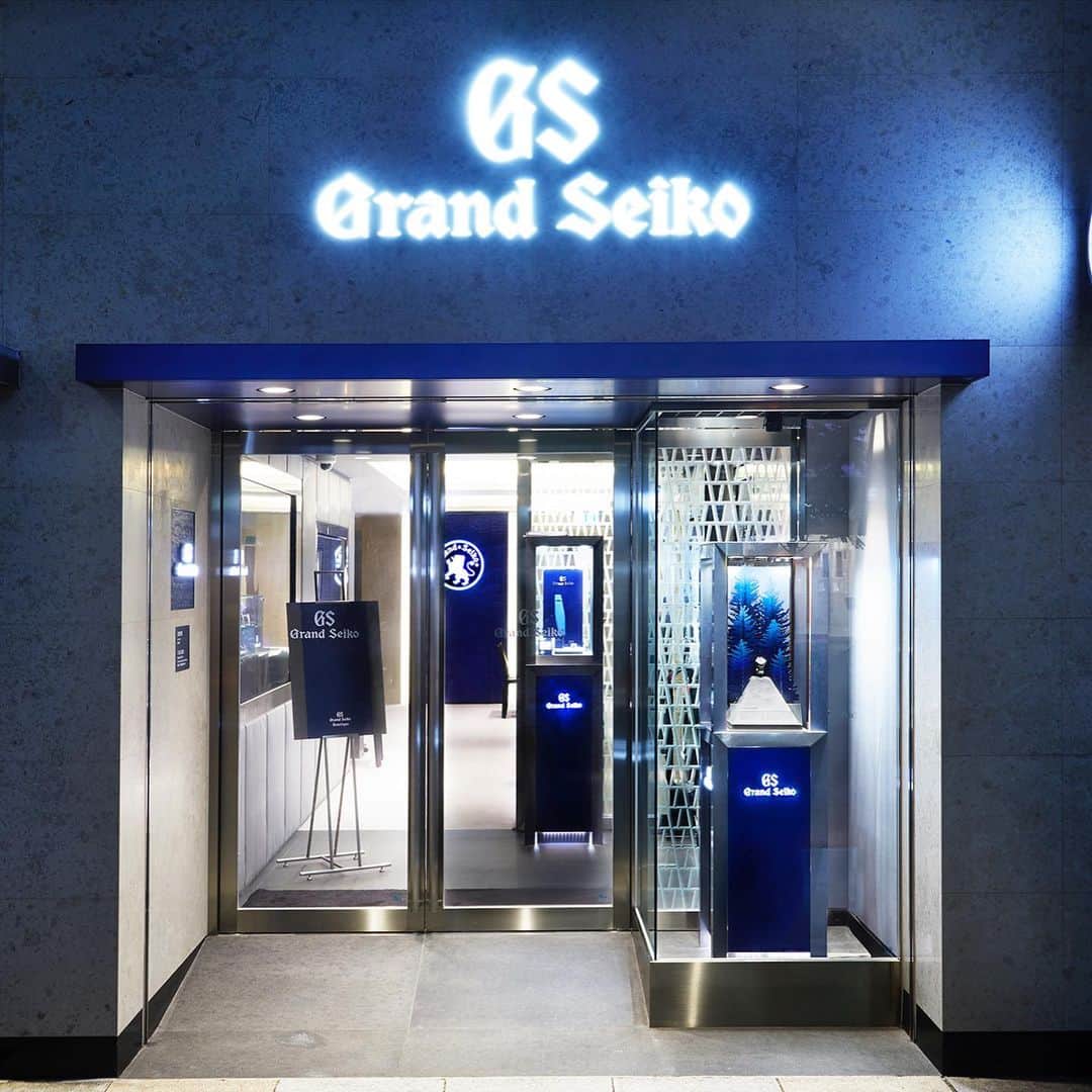 Grand Seikoさんのインスタグラム写真 - (Grand SeikoInstagram)「The serenity of winter   The studios where Grand Seiko watches are created are surrounded by trees and nature is an ever-present inspiration to the watchmakers who bring every Grand Seiko timepiece to life. In winter, a special calm descends when the air is still and crisp. The snow softens every sound and the bright sunlight sharpens every shadow. All is calm and time passes in perfect serenity. These are moments to treasure.  #グランドセイコー #GrandSeiko #Ginza #winter #windowdisplay #watchoftheday #watch #watches #lovewatches #timepiece #watchesofinstagram #wristwatch #timegeek」12月9日 17時02分 - grandseikoofficial