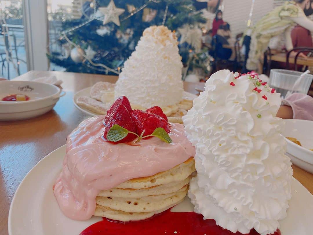 福長優のインスタグラム：「🎄 christmas strawberry pancake🥞  １２月はこれだって🍓 見た目も可愛い...... #eggsnthings」