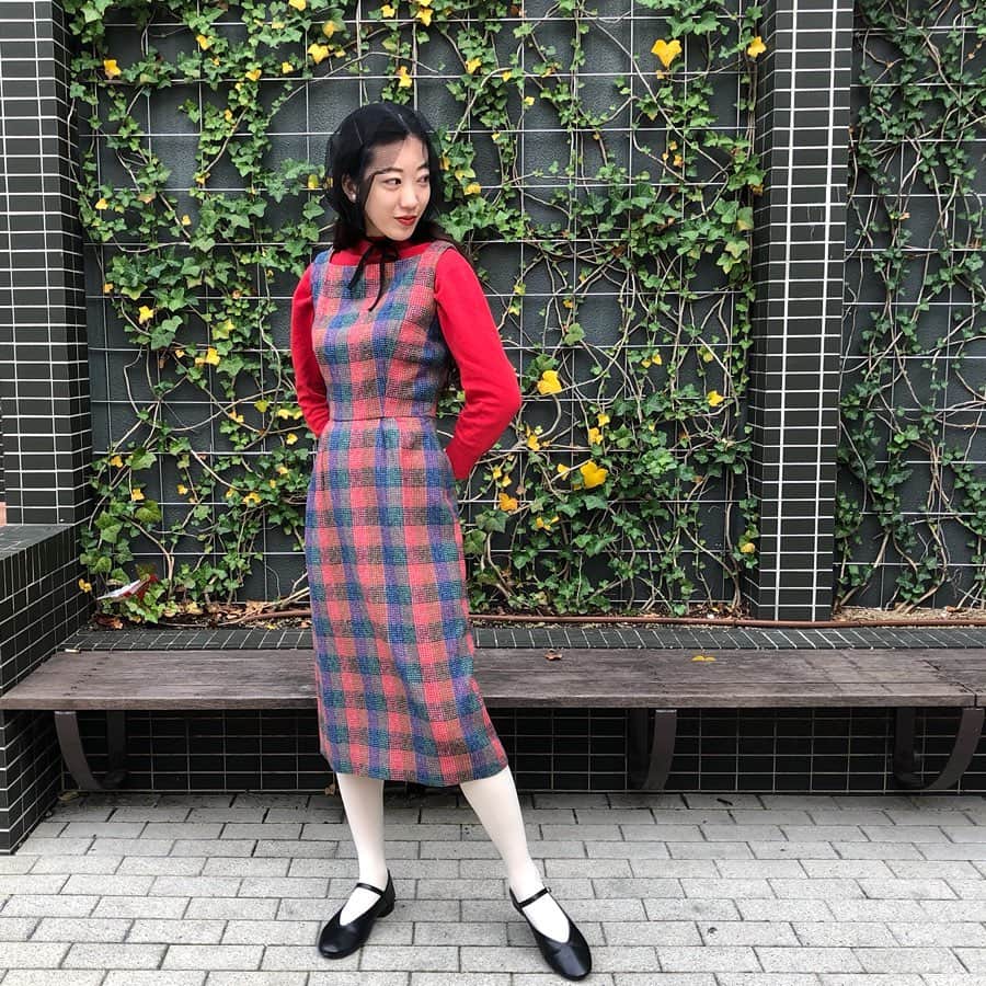 NUTTY Vintage&Collectibleのインスタグラム：「🇺🇸NEW ARRIVAL🇺🇸 from U.S.A  「ティーンみたいに、素直に可愛く♡」  ☑︎vtg 50's colorful check wool dress  鮮やかなカラーリングがキュートなウールドレス入荷いたしました＊  ニットブラウスと重ねて、頭にはネットチュールをオン。 @glazekohl   ティーンみたいな、可愛らしい着こなしに♡  🛒VINTAGE ONLINE STOREにてお買い求めいただけます🛒 5%OFFクーポンコード【shop120thx3】(~12/25迄)  ------------------------------------ 🛍NUTTY通販について🛍 ------------------------------------- ＜ONLINE STORE＞ VINTAGE▶︎http://nutty.theshop.jp/ USED SELECT▶︎https://nuttyselect.official.ec/ （プロフィールページURLよりjump🕊） ㅤㅤㅤㅤㅤㅤㅤㅤㅤㅤㅤㅤㅤ ＜VIDEO CHAT SHOPPING＞ テレビ電話をお繋ぎして、リアルタイムでご案内いたします。詳細は過去の投稿をご覧ください。」