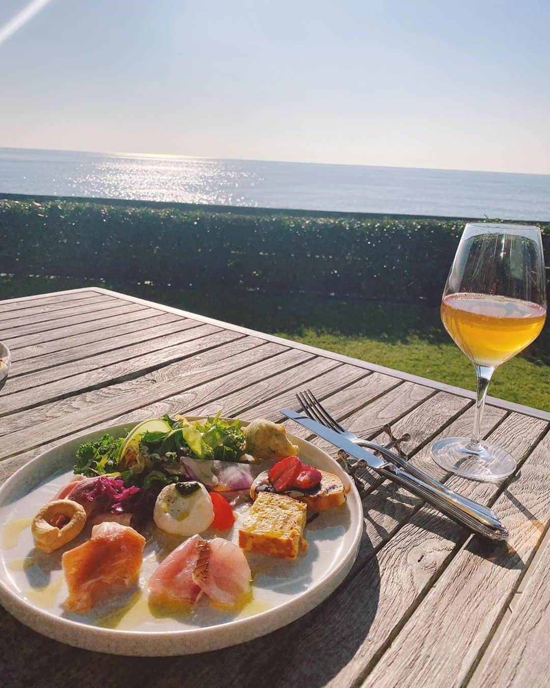 佐倉知里さんのインスタグラム写真 - (佐倉知里Instagram)「lunch♡ . 海がみたい！と逗子の方へ🐚.*˚ . 雲ひとつない透き通った青に ぴっかーんと眩しくて暖かい太陽。 他愛もなく絶えない会話に 自然とずっと笑顔だったな💕 . なんだかパワーもらえた気がします😊よし(◦︎˙-˙◦︎)。 . . . #逗子マリーナ#逗子マリーナリビエラ#リストランテao#オーシャンビュー#オーシャンビューレストラン」12月9日 16時57分 - chisa_tiara