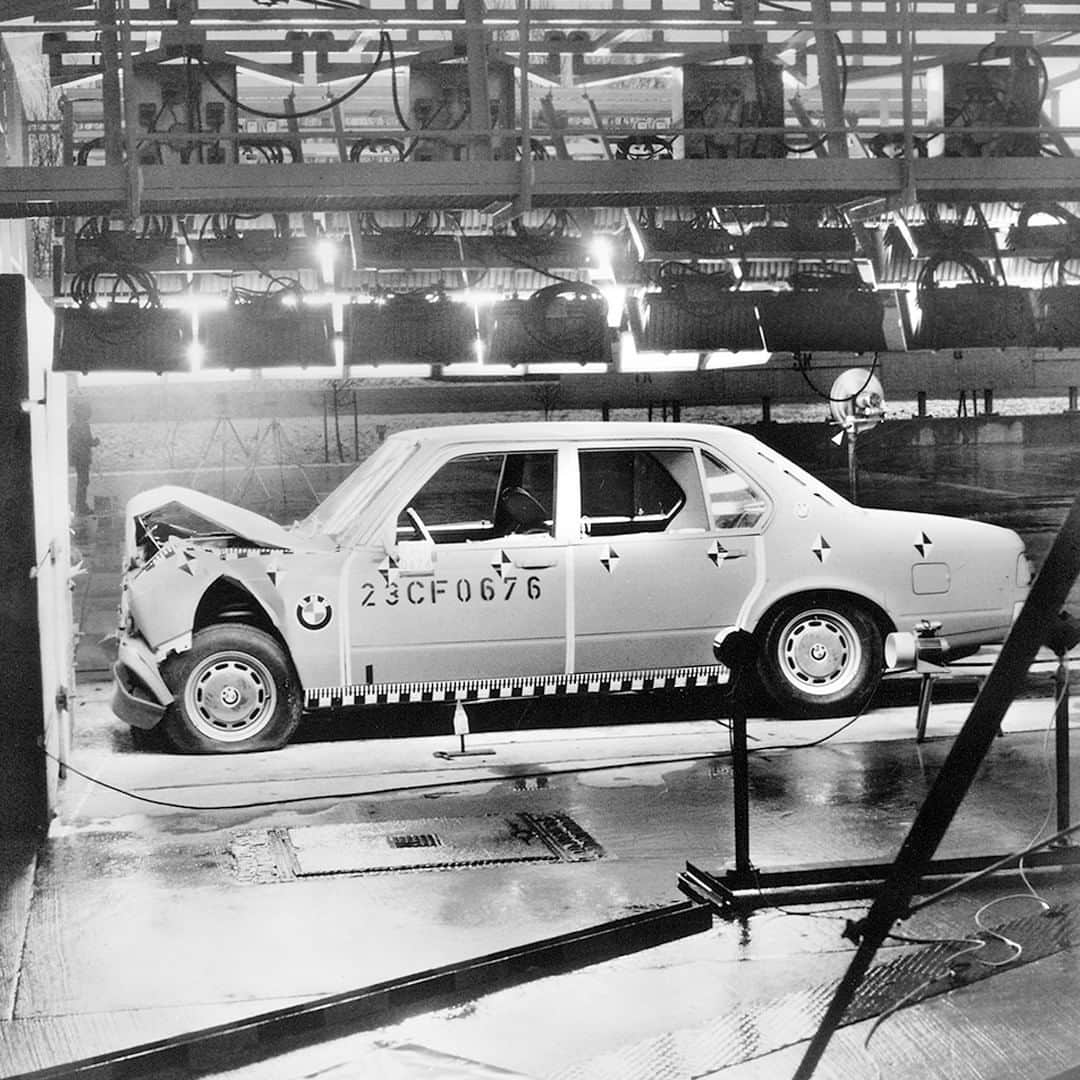 のインスタグラム：「安全であること。それが、歓びへの第一歩。  BMWはいつの時代も、安全性の追求と向上に最大限の情熱と技術を注いできました。クルマがどのようにして安全のための性能を獲得し、それをどう発展させてきたのか。過去から現在、そして未来へと続く絶え間ない革新の道筋を、時空を超えて見てみましょう。  @bmwjapan アカウントのトップからURLをタップ。BMW Japanの公式Webサイトより、セーフティの進化の軌跡をご覧いただけます。  #BMW360SAFETY #安全装備 #安心 #歴史 #BMW #BMWJapan #駆けぬける歓び」