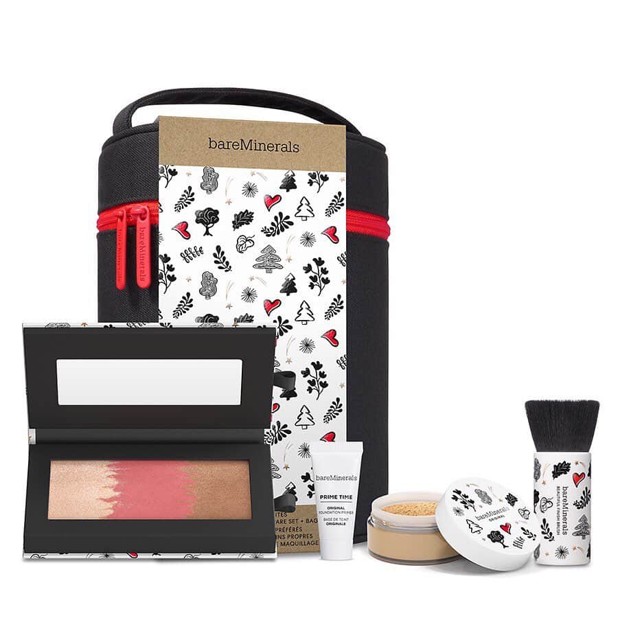 bareMinerals JPさんのインスタグラム写真 - (bareMinerals JPInstagram)「【この1年頑張った自分へ...心躍るコスメのご褒美はいかがですか？ 】﻿ ﻿ クリスマスまであと少し…ですが、2020年もあと少し‼️﻿ 1年間頑張った自分へのご褒美には、ちょっぴりスペシャルなものを…🌹﻿ ﻿ ベアミネラルがお届けするホリデーコレクション🎄﻿ ファンデーション カスタマイズ キットは、5種類のファンデーションから、自分好みのファンデーションを選べるスペシャルキット💫﻿ ﻿ ミネラルたっぷりのファンデーションは、お肌にもご褒美になります🥺✨﻿ ﻿ さらにホリデーコレクションでしか手に入らない﻿ 限定フェイスパレットがセットになっているんです🎨﻿ ﻿ ハイライト・チーク・ブロンザーがセットになっているフェイスパレットは、「ツヤ・血色感・立体感」がこれひとつで叶います💓﻿ ﻿ パッケージもホリデー限定デザインとなっており、まるでラッピングされたような可愛いデザイン🎁﻿ ﻿ ﻿ 限定フェイスパレットの使い方は、リールにてご紹介中🎬﻿ ﻿ 正しくフェイスパウダーを使用すると、顔の印象が変わり小顔にも見せれるんです！﻿ ﻿ わかりやすく説明しているので、ぜひチェックしてみてください✔️﻿ ﻿  ﻿ ◆ファンデーション カスタマイズ キット 2020﻿ 7,800円〜9,800円(税抜)﻿ ※選ぶ製品によって価格は変動します﻿  #ベアミネラル #bareminerals #カスタマイズキット #ファンデーション #ファンデ #ミネラルファンデーション #ベースメイク #崩れないファンデ #ツヤ肌 #つや肌 #毛穴レス #陶器肌 #ホリデーコレクション #ホリデー #ホリデーメイク #クリスマスコフレ #クリスマスギフト #クリスマス #限定コスメ #ミネラルコスメ #限定デザイン #ご褒美コスメ #フェイスパレット #ナチュラルメイク #休日メイク #ビーガンコスメ #ヴィーガンコスメ #givegooddogood #クリーンビューティー #クリーンビューティ」12月9日 17時00分 - bareminerals_jp