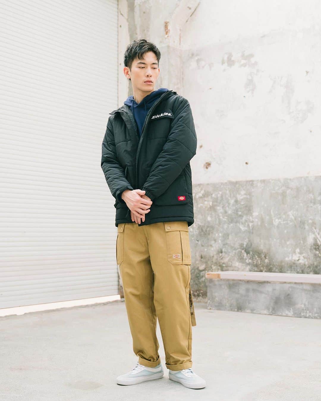 ディッキーズさんのインスタグラム写真 - (ディッキーズInstagram)「アウターコーデにおすすめのパンツをご紹介♪   綿ツイルのストレートFITカーゴパンツは、少し高めのサイドポケット位置にプリントテープが施されています♪ 存在感のあるデザインなので、シンプルでコンパクトなアウターとの相性が抜群です！   タウンユースな裾リブカーゴジョガーパンツは今や定番といえる1本！ ジャケットにシャツをレイヤードした綺麗目スタイルに、絶妙なカジュアルさをプラスした大人コーデがおすすめです！   🔥本日限定クーポン&アウター限定 HOTPRICE開催中🔥   気になるアイテムの写真をタッチ！商品がタグ付けされているのでお買い物も楽々♪   LINE公式アカウントにて友達募集中♪ お得なキャンペーンやおすすめ コーディネートをお届けしております！ハイライトのQRコードからご登録頂けます。  #dickies #ディッキーズ #ディッキーズ874 #秋冬商品 #秋冬ファッション #ファッション #秋冬 #季節 #カーゴパンツ #ジョガーパンツ #ジャケット #大人コーデ #パンツコーデ #アウターコーデ #ootd #クーポン #タイムセール #オススメ #ストリートファッション #作業着 #ワークウエア #アメカジ」12月9日 17時03分 - dickies_jp
