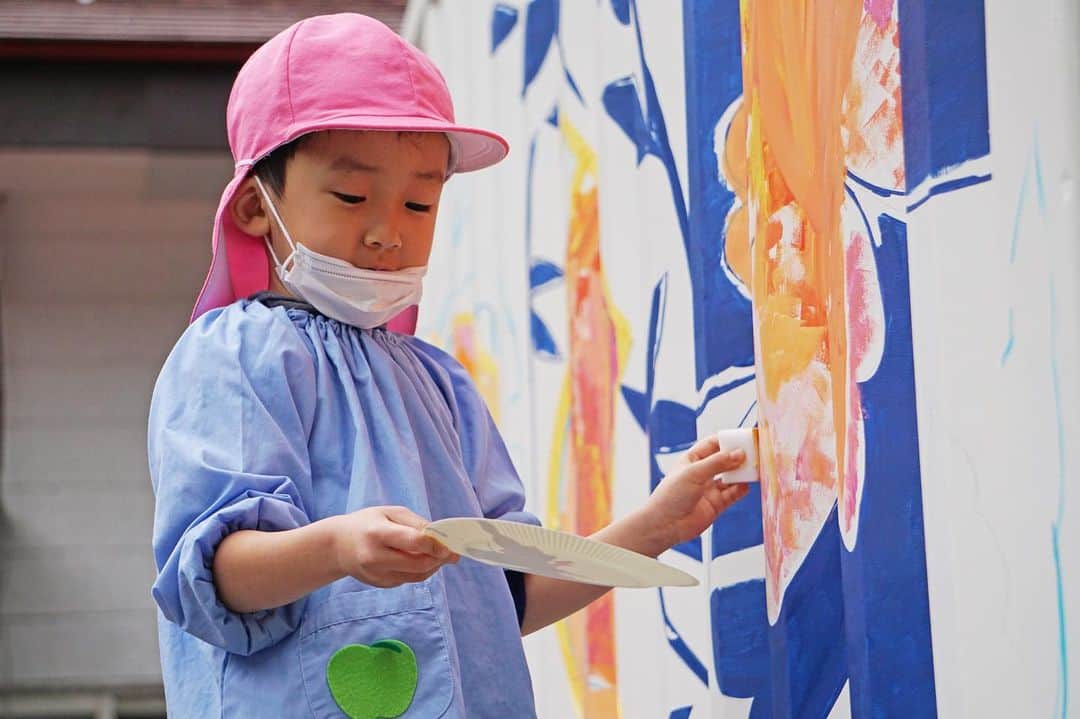 平塚市さんのインスタグラム写真 - (平塚市Instagram)「*​ オノルイーゼさん( @luiseono )が つるみね幼稚園の園児と共に ワークショップを行いました。 ルイーゼさんがコンテナに描いた お花や神馬「皐月」の絵に、 園児たちが色を乗せていきます。 3色の絵の具を混ぜ、自分で色を作りながら 色を塗る子どもたちは作業に夢中。 「キレイな色、もっとやりたい」と 絵の具が付いた手を名残惜しそうに眺めていました。 今後はルイーゼさんが絵の輪郭を縁取り、 園児たちがはみ出した部分も生かしつつ 完成を目指して作業予定。 どんなコンテナが出来上がるのか、 今から楽しみですね。 *** #手をつなぎたくなる街 #hiratsukagood #hiratsuka#平塚 #kanagawaphotoclub #平塚八幡宮#八幡宮 #つるみね幼稚園 #幼稚園児 #ワークショップ #コンテナ#壁画 #luiseono#art #artisut#paint #週末の過ごし方 #日々#暮らし #instagramjapan#igersj」12月9日 17時05分 - hiratsukagood