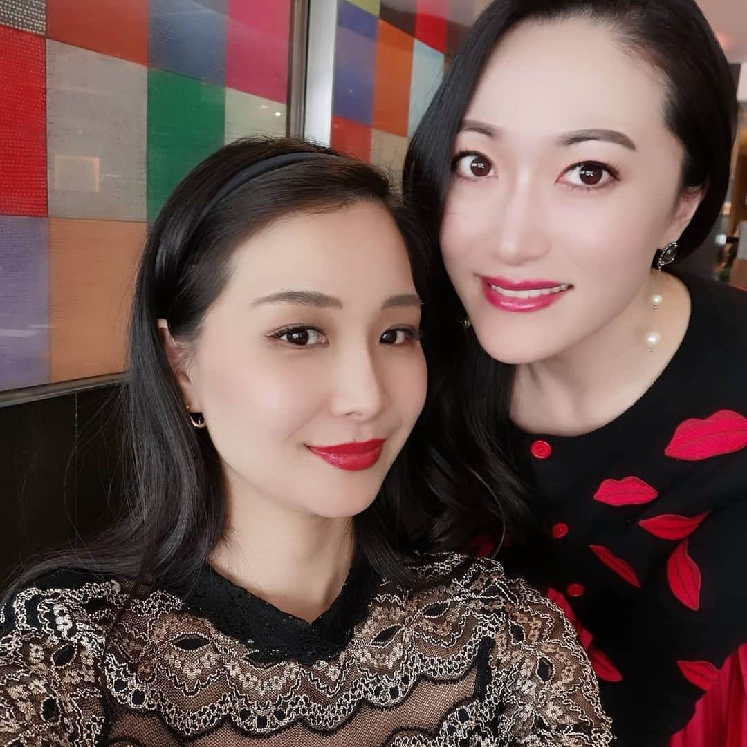 Miyu Toyonagaさんのインスタグラム写真 - (Miyu ToyonagaInstagram)「Christmas is around the corner 🎄  Stop by at @grandhyatttokyo   with having my fav green @strathberry bag💚  #GrandHoliday2020  街を見渡すともうクリスマスの季節。  本当に一年てあっという間です✨キラキラしているクリスマスや デコレーションをみると気分がやはり上がりますね！  この日は @yuukisahara  と この一年の思い出を振り返りながら 今後について語りあってました。  こうやって、信頼おける友人と色々なことを語り合える時間て大切。  今年はどんなクリスマスになるのかな💚  写真をスワイプしてみてね。  コーデのアイテムは全てタグしてます🙆」12月9日 17時06分 - miyu_toyonaga