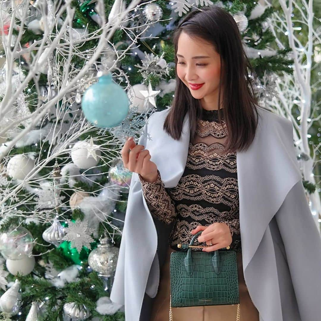 Miyu Toyonagaのインスタグラム：「Christmas is around the corner 🎄  Stop by at @grandhyatttokyo   with having my fav green @strathberry bag💚  #GrandHoliday2020  街を見渡すともうクリスマスの季節。  本当に一年てあっという間です✨キラキラしているクリスマスや デコレーションをみると気分がやはり上がりますね！  この日は @yuukisahara  と この一年の思い出を振り返りながら 今後について語りあってました。  こうやって、信頼おける友人と色々なことを語り合える時間て大切。  今年はどんなクリスマスになるのかな💚  写真をスワイプしてみてね。  コーデのアイテムは全てタグしてます🙆」