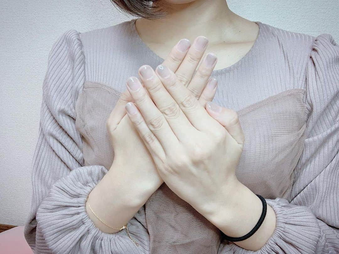 河合くるみのインスタグラム：「・ ・ セルフネイル💅🏼⭐️ ・ 最初だからシンプルにグラデーションにしたよ✦ ストーンとかラメみたいなネイルのパーツも買いに行こうかな🥺 ・ ・ ウィークリージェルだから オフも簡単で１週間ごとに デザイン変えれるっ ・ ポリッシュみたいに乾くの待たなくていいのが 本当にストレスフリー☁️ ・ ・ ジェルネイルのパッケージ可愛くてテンションあがるねン いろんなカラー集めたい💅💎✨ ・ ・ #ジェル #ジェルネイル #ウィークリージェル #homei #homeiウィークリージェル #ne44 #記憶のかけら #グラデ #グラデーションネイル  #wg0 #クリアカラー #セルフネイル #led #uv #followme #ネイリスト検定 #セルカ #自撮り界隈」