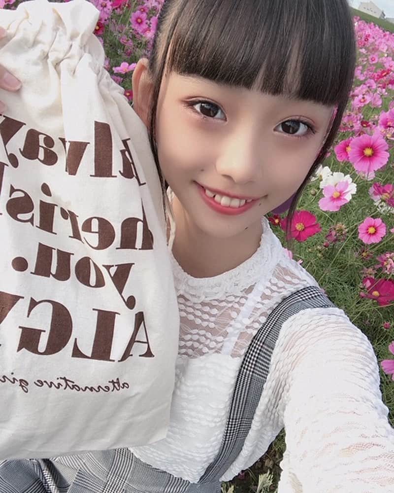 ニコ☆プチのインスタグラム：「大好評のニコ⭐︎プチ12月号ふろく、ALGYのトートバッグ🥳✌🏻 レイヨはおでかけの時に使ってくれたみたい☺️💓 ニャンコがかわいい🐈  🤍れいよです🤍 ALGYさんのトートバックとってもオシャレで可愛い！ コスモスを見に行ったり、空港近くの嘉例川駅に行った時に使ってみたよ！ 嘉例川駅に猫ちゃんが居てめっちゃ癒されちゃった♡♡♡ฅ^•ﻌ•^ฅ ALGYトートバックは買い物した時にすっごい便利！気に入っちゃった❕ みんなはどんな感じで使ってる？  #ニコプチ #ニコプチふろく #プチモのふろくの使い方  #ニコプチふろくのある生活  #アルジー #ALGY #ふろく #松本麗世」