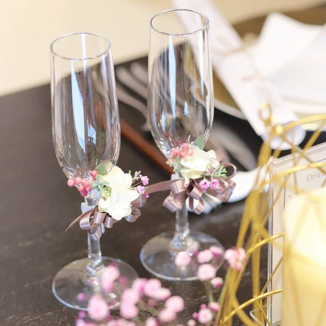 のインスタグラム：「. 会場内の装花には、"ラベンダーカラー"や "くすみピンク"をさりげなく取り入れて..♡  さりげないこだわりポイントに注目です◎  【会場】𝐓𝐇𝐄 𝐒𝐓𝐘𝐋𝐄　𝐠𝐫𝐚𝐧𝐣𝐲𝐨𝐮𝐫 . -------------------- . @thestyle_okayamaをフォローし #ザスタイル岡山 をつけて 検索してくださいね♪ . #スタイルズ花嫁 #thestyleokayama #wedding #weddingdress #ウェディングドレス #ブライダルハウスTUTU #ブライダルハウスチュチュ #岡山 #岡山花嫁 #岡山ウェディング #プレ花嫁 #卒花 #披露宴 #結婚式 #結婚式場 #結婚式準備 #DRESSY花嫁 #marryxoxo #ウェディングニュース #会場装花 #シャンパングラス #乾杯 #披露宴会場 #披露宴レポ  #ウェディングアイテム #会場コーディネート #シャンパン #会場装飾 #テーブルコーディネート」