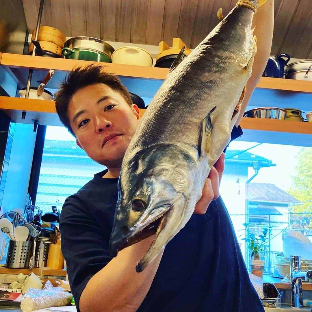 栗原心平さんのインスタグラム写真 - (栗原心平Instagram)「今日新潟のお世話になっている方から村上名産「塩引き鮭」が届きました♪実は毎年お送りいただいて年末の我が家の楽しみにもなってますwwいつもながらありがとうございます🙇‍♂️🙇‍♂️ 美味しすぎるのでしばらく飲み過ぎ注意だな…あ、僕の一番好きなところは顔のところとカマの部分。 #栗原心平 #shimpeikurihara #塩引き鮭 #村上名産の塩引鮭 #村上名産 #新潟 #株式会社ヨシカワ」12月9日 17時12分 - shimpei_kurihara