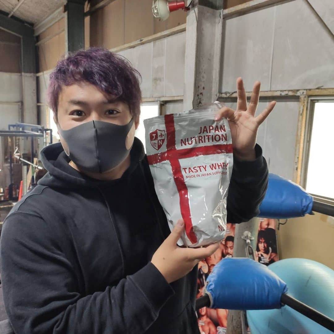 加藤拓歩のインスタグラム：「企業から提供して頂いてるプロテインを持って写真撮るやつやってみたかったから自分で買っていつも飲んでるプロテインでやってみた。」