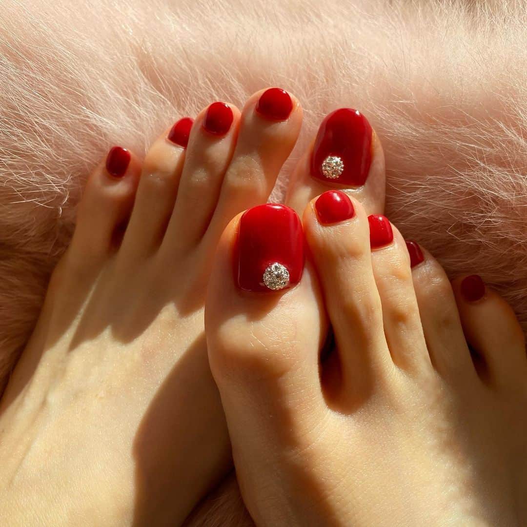 美香さんのインスタグラム写真 - (美香Instagram)「赤って元気になるね♡ 来年は色の持つ力をもっと意識して生活してみたいな☺︎ ハンドは久しぶりに細いシンプルなフレンチに。 #nail #footnail #フレンチネイル #フットネイル #赤ネイル」12月9日 17時13分 - mikaofficial99