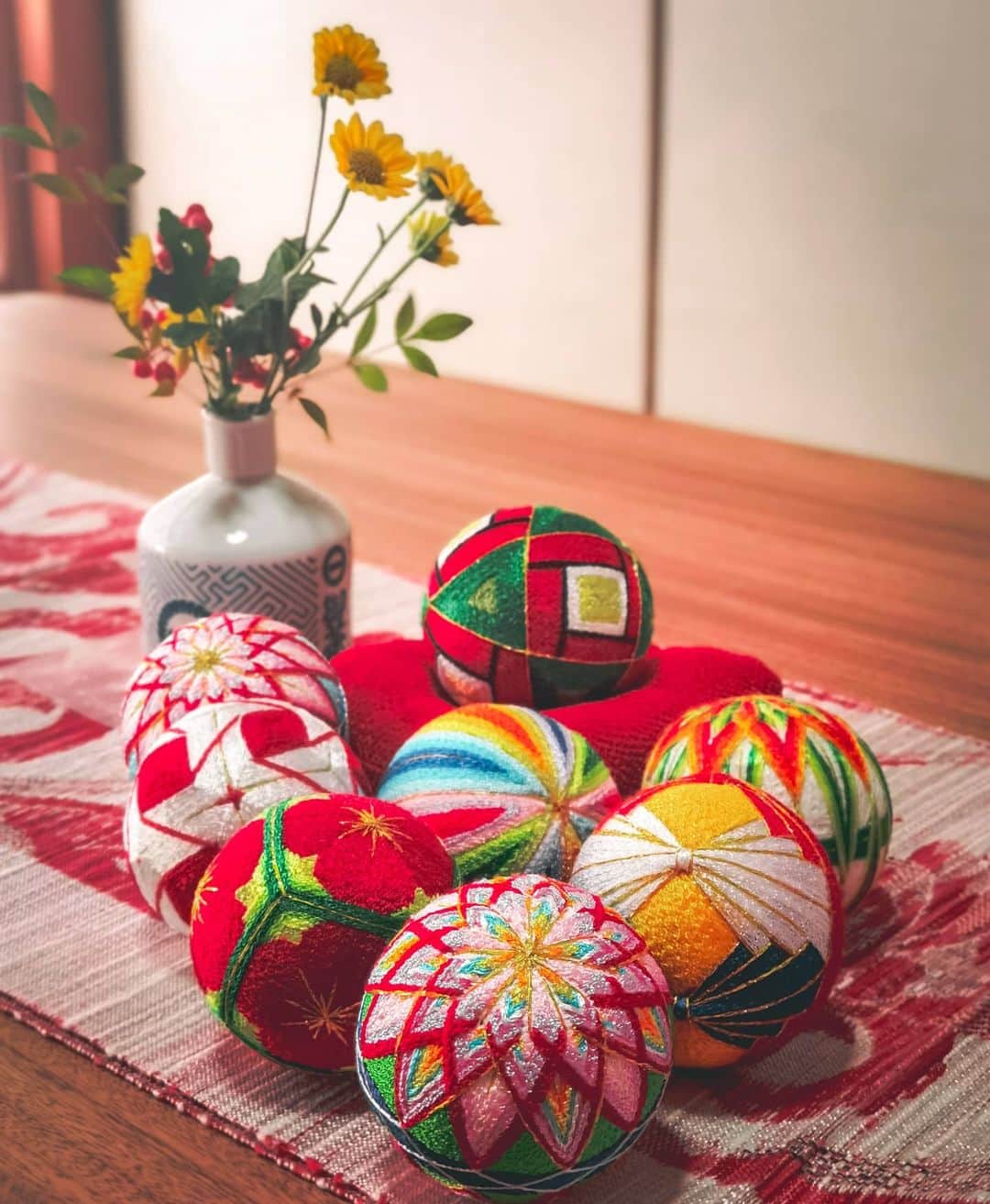 吉松育美さんのインスタグラム写真 - (吉松育美Instagram)「Reminds me of my great gramdma🧓❤️ . Japanese traditional handmade craft "Temari" 💕 . ひいお婆ちゃんがよく作ってたなぁ❣️てまり✨ . 凄いよね✨かわいい❤️❤️❤️飾ろ〜っと💙😙💙 . . . . #handmade #handmadecrafts #crafts #japanesecraft #japanese #ハンドメイド #手作り #手鞠 #てまり #デコレーション #ハンドメイド好きさんと繋がりたい」12月9日 17時14分 - ikumiyoshimatsu