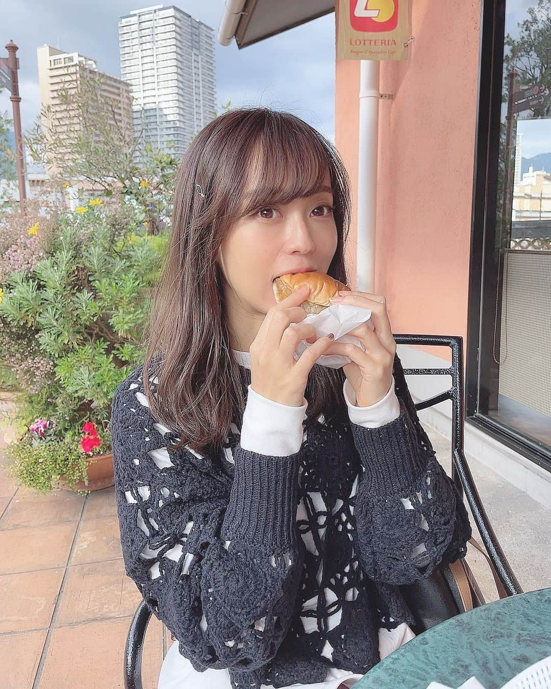 みき みーやんさんのインスタグラム写真 - (みき みーやんInstagram)「仕事の合間にお昼ご飯🍔💕 . ハンバーガー大好き🤤笑 . . #神戸ランチ#ロッテリア#ハンバーガー#ポテト#テラス席#グルメ女子#kobe#モザイク#神戸モザイク#mosaic#ニットコーデ#ミディアムロング#冬服#冬コーデ#lotteria」12月9日 17時14分 - mi_yan0101