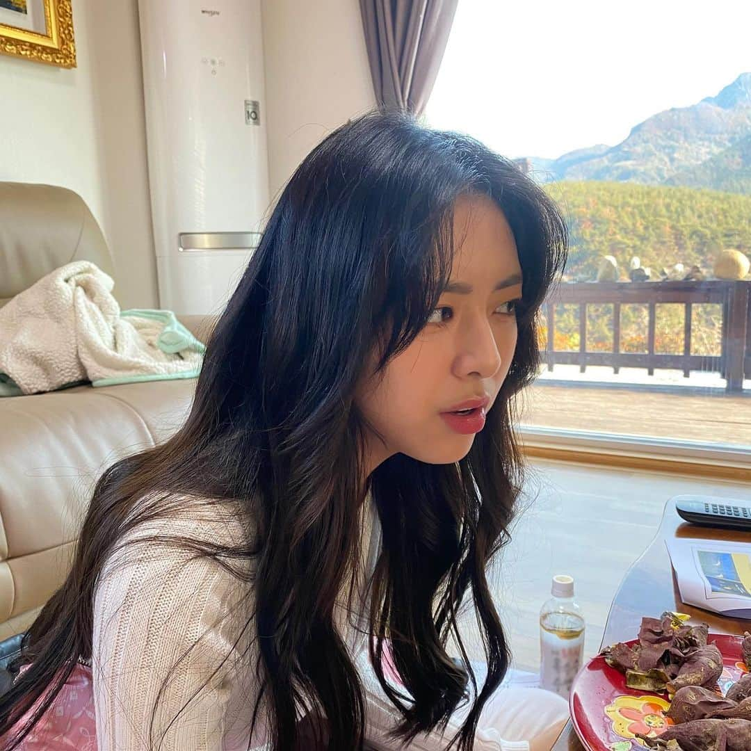 ITZYさんのインスタグラム写真 - (ITZYInstagram)「함께 하는 날이 길어질수록 그렇게나 아름다운 외면을 가졌지만 비교도 안될 만큼 훨씬 더 아름다운 내면을 가진 친구라는 걸 깨닫게 되는 것 같아 처음 가져본 동생이라 참 어설프고 어쩔 땐 너한테 상처도 주고 그랬을 텐데 한결같은 모습으로 든든한 친구로 있어줘서 고마워 앞으로도 많이 너한테 배우고 더 좋은 사람으로 너의 곁에 있도록 노력할게 신자매 뽀래버 평생 있지 막내 하자 우리 막디 아가 생일축하해애🎉🎉 💌by 륮」12月9日 17時16分 - itzy.all.in.us