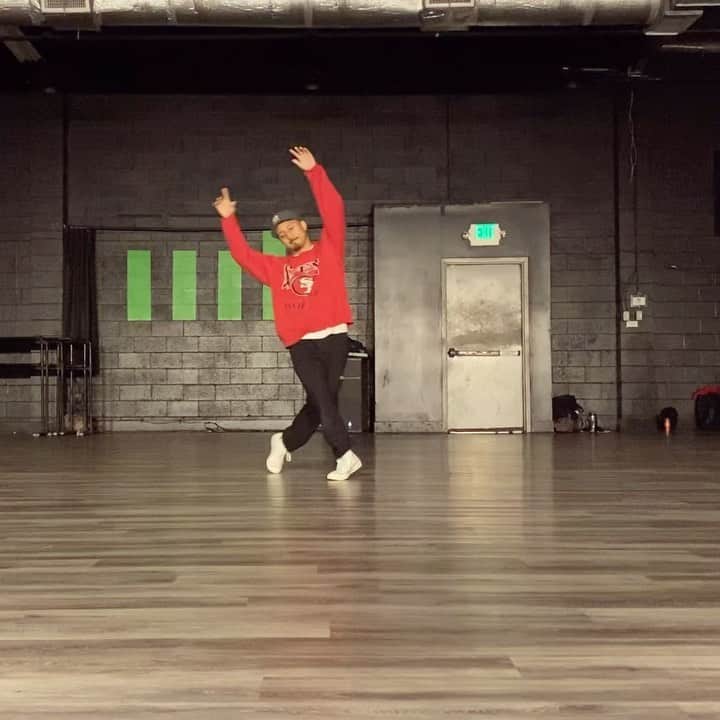 ショーン・エバリストのインスタグラム：「An old piece of choreography from 2017 BC. Posting because I’m teaching class on Zoom this Thursday and there is holiday colors in this video🤷🏻‍♂️🎄Hope this brings some good feels to your feed.   If you feel like jamming out, link is in bio! 2 time slots: 11am and 3pm (pst) So you can take it if you want from other time zones:) Happy holidays✨✨✨I won’t be teaching this piece btw🙇🏻‍♂️ I definitely have something new. Lol   Music by the beautiful @sabrinaclaudio」