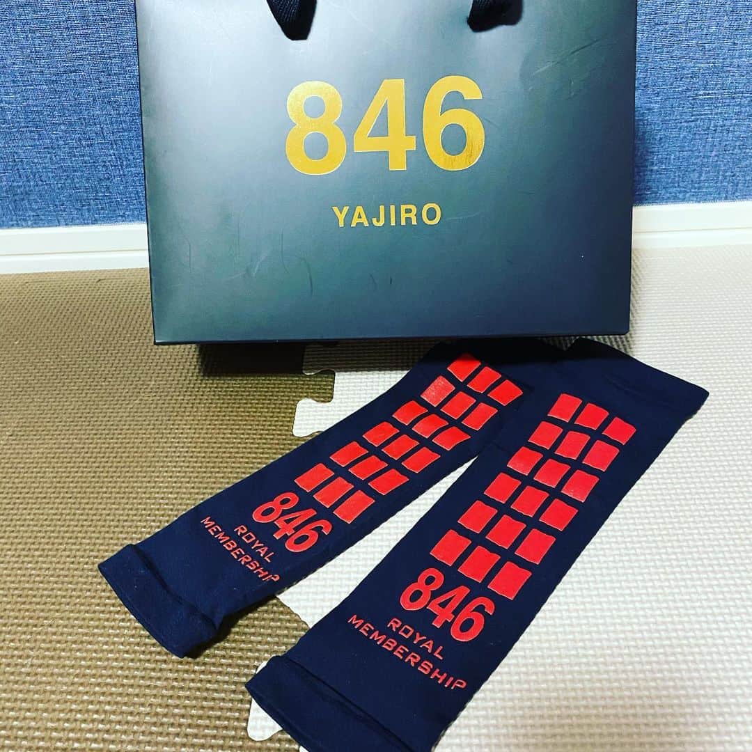 山田元気さんのインスタグラム写真 - (山田元気Instagram)「お世話になっている846様より 新作カーフガードをいただきました！！  疲労回復、コンデション維持のために毎日着用しています！！  黒と赤の色がカッコいい👍👍 いつもありがとうございます！  #846yajiro  #yajiro #ディープバランサー #カーフガード #疲労回復」12月9日 17時28分 - yamada_genki33