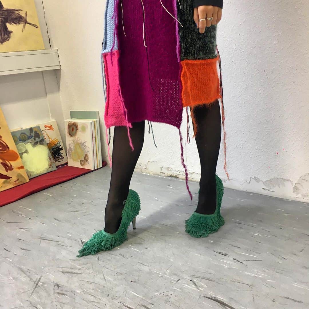 のインスタグラム：「...👠👠👠... #knittingfashion #machineknitting #knittersofinstagram #shoeswithfringes #greenshoes #starstyling #mulackstrasse」