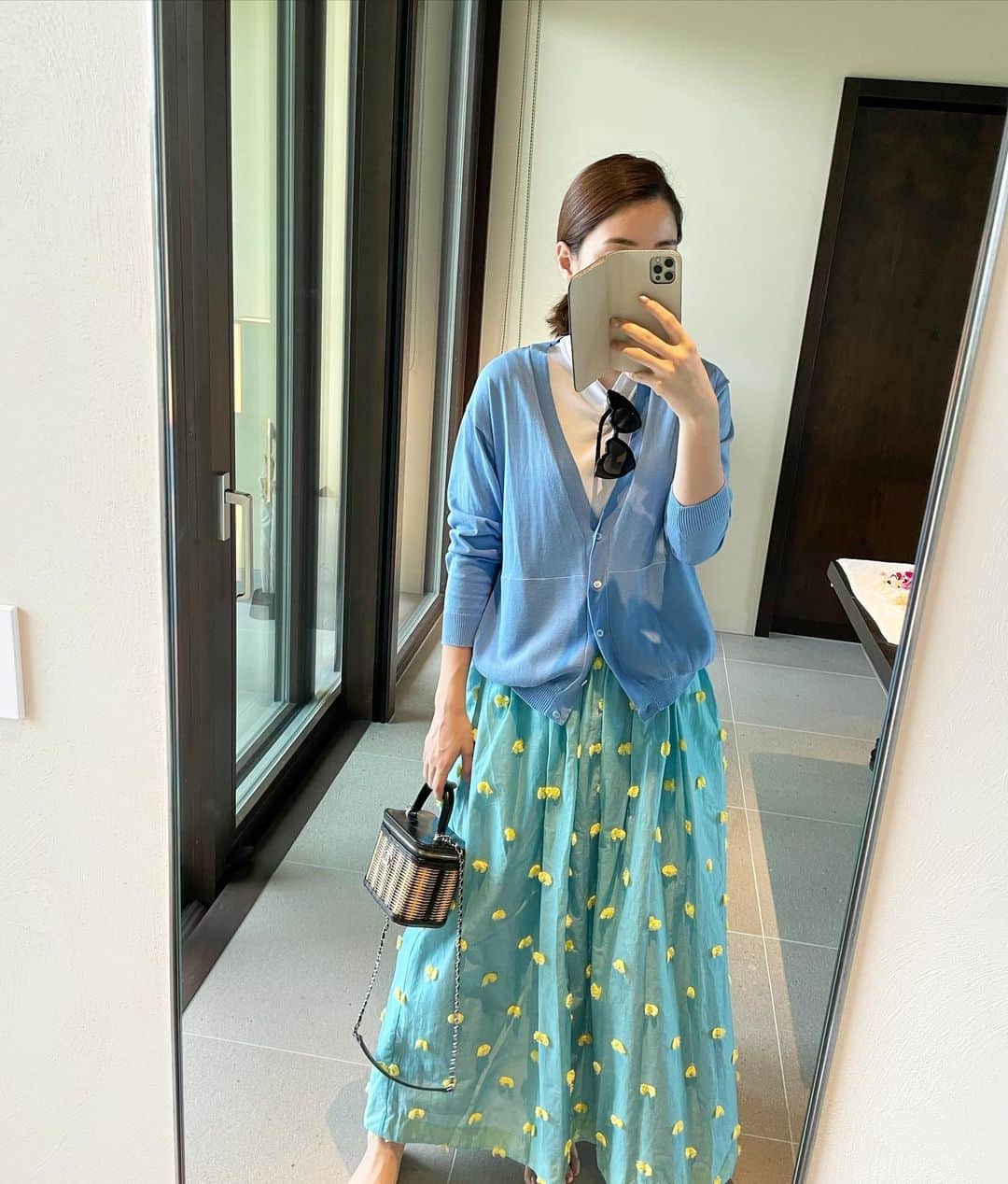 髙田麻紀子のインスタグラム：「❤︎ 🐳🐬🐠 . トップス&カーディガン#ドゥロワー スカート#MYLAN バッグ#chanel . #instagram #instagood  #instapic #instalike #fashion #ootd #outfit  #cordinate」