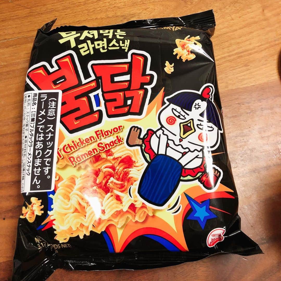 後藤武敏のインスタグラム：「ちょっとやめらんね〜🤣‼️ ん〜め〜ぞ〜😄‼️ #ブルダックラーメンスナック#黒トリュフポテトチップス #美味すぎてやめらんね〜😎#やみつきなる😄」