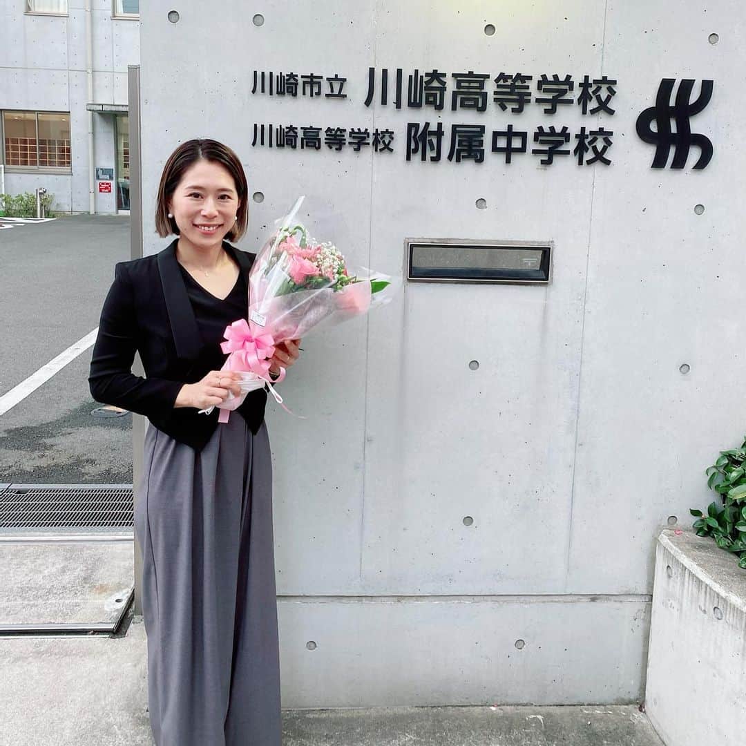 中川真依のインスタグラム：「. 昨日は川崎市立川崎高校附属中学校にて「夢がおしえてくれたこと」という演題で講演させて頂きました😊💐 . とっても綺麗な学校で、中学校というよりは大学のような雰囲気🏫✨ 立派な講堂までありました✨✨ . 久々の講演で手に汗握りながらでしたが、しっかりした生徒さんでとても助けられました🥺✨ 毎回貴重な経験です。 ありがとうございました😊💕 #講演 #毎回緊張 #感謝」