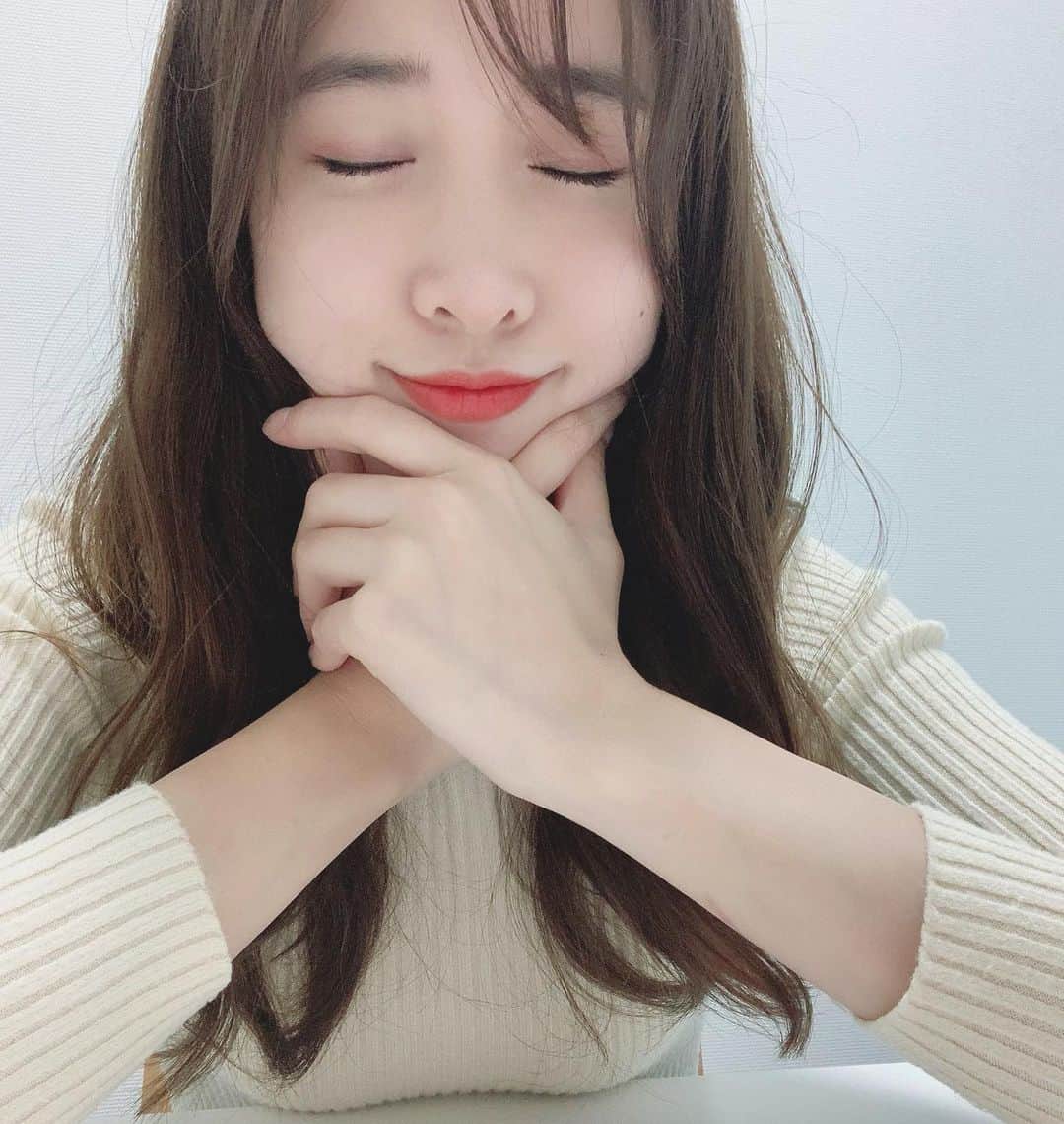 吉田友利恵のインスタグラム：「🤦‍♀️ 今日の待ち時間に さて、自撮りでもするかぁ！って意気込んで わざわざセルフタイマーにして 撮った一枚がこちら。  なんでこうなった、どういう自撮り  控室1人だったのに思わず周りをチラチラ確認しました。 誰にも見せれんよねこんな自撮り(載せんのかい)  きょ、今日はやめとくか、、うん、、🤦‍♀️  帰って美味しいご飯作って食べてゲーム。」