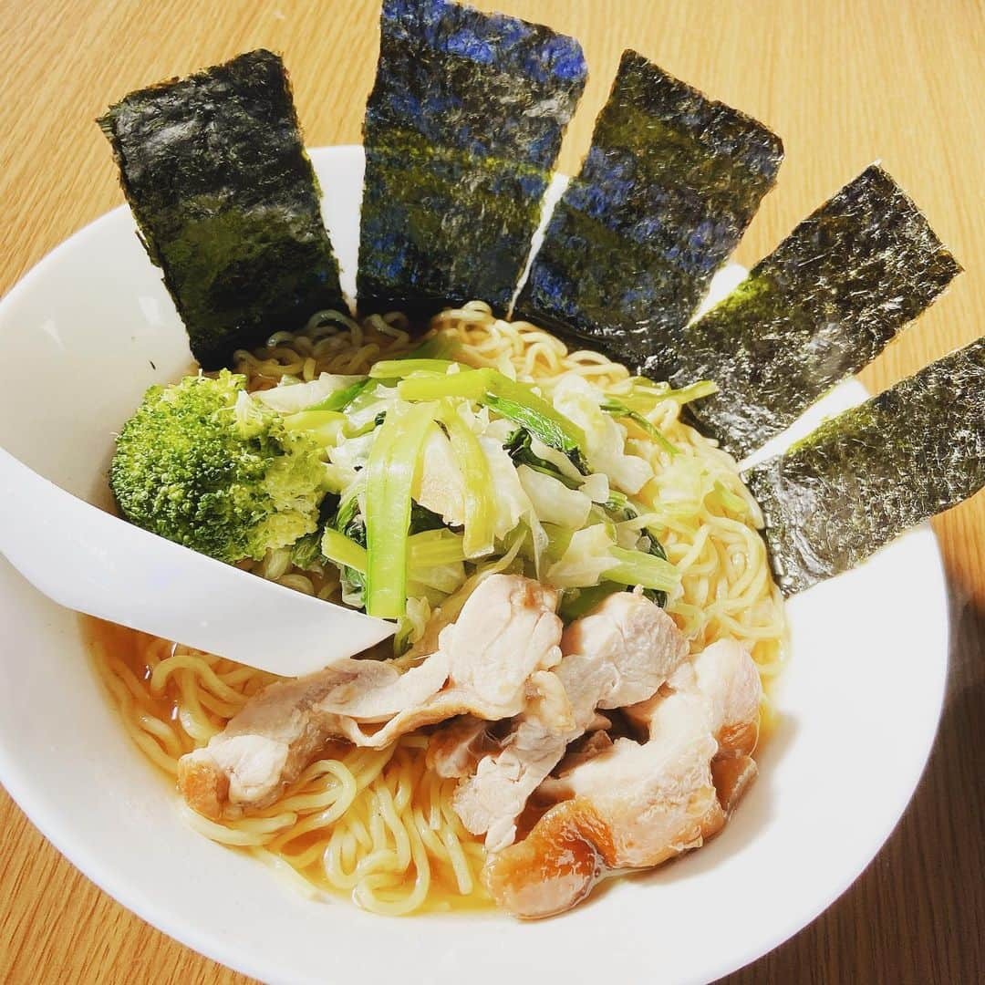 山田みおのインスタグラム：「#宇宙一のラーメン  これは世界… いや宇宙にひとつしかない 宇宙一のラーメン ㅤ ㅤ  私の夫が私のために作ってくれたラーメン ㅤ ㅤ  ㅤ ㅤ   会社員のときは 一日一回ご飯を共にすることも叶わなかったけど ㅤ ㅤ   ㅤ ㅤ  今は毎日一緒にご飯を食べ ともに子を育て、慈しみ 同じ方向を見て歩いている ㅤ ㅤ  ㅤ ㅤ   愛すべき家族に心から愛されているという安心感が私を強くする ㅤ ㅤ  ㅤ ㅤ  まだまだ道半ば ㅤ ㅤ   ㅤ ㅤ  ㅤ ㅤ  あなたと最高の景色を見るその日まで はしり続けることを誓う ㅤ ㅤ  ㅤ ㅤ  ㅤ ㅤ  #在宅ワーク で女性に自由を❤️ ㅤ ㅤ  ㅤ ㅤ   YouTube📺 『ママのミカタ学校勉強会』で検索  最後までお読みいただきありがとうございます☺️  ———————————— メルカリ初心者が月に５万円稼ぐためのマニュアル #メルカリでこんな物が売れた！？驚きのTOP５  こちらの２点を 無料でプレゼントしております🎁✨  無料プレゼントの受け取りはこちらから 👇　👇　👇　👇  LINEにて @tkp8461y をID検索（@をお忘れなく！）  ================== 在宅ワークで人生が変わった私の自己紹介を動画にまとめましたのでご覧ください☺️  👇　👇　👇 youtube📺 山田みお　ドローマイライフで検索 __________________________________  💖子育てママ×在宅ワーク🏠 ✨ママのミカタ学校講師✨ 　 　　　　　山田みお ___________________________________ #妊娠後期　 #妊娠10ヶ月 #マタニティフォト #臨月 #生産期 #子育てママと繋がりたい  #プレママ #子どものいる暮らし  #赤ちゃんのいる暮らし  #ベビスタグラム　  #子育てグラム  #ig_kids  #2人育児  #4歳男の子  #1歳女の子 #成長記録　  #育児記録　  #育児あるある  #親バカ部  #ベビフル #在宅ワーク  #ママのミカタ学校」