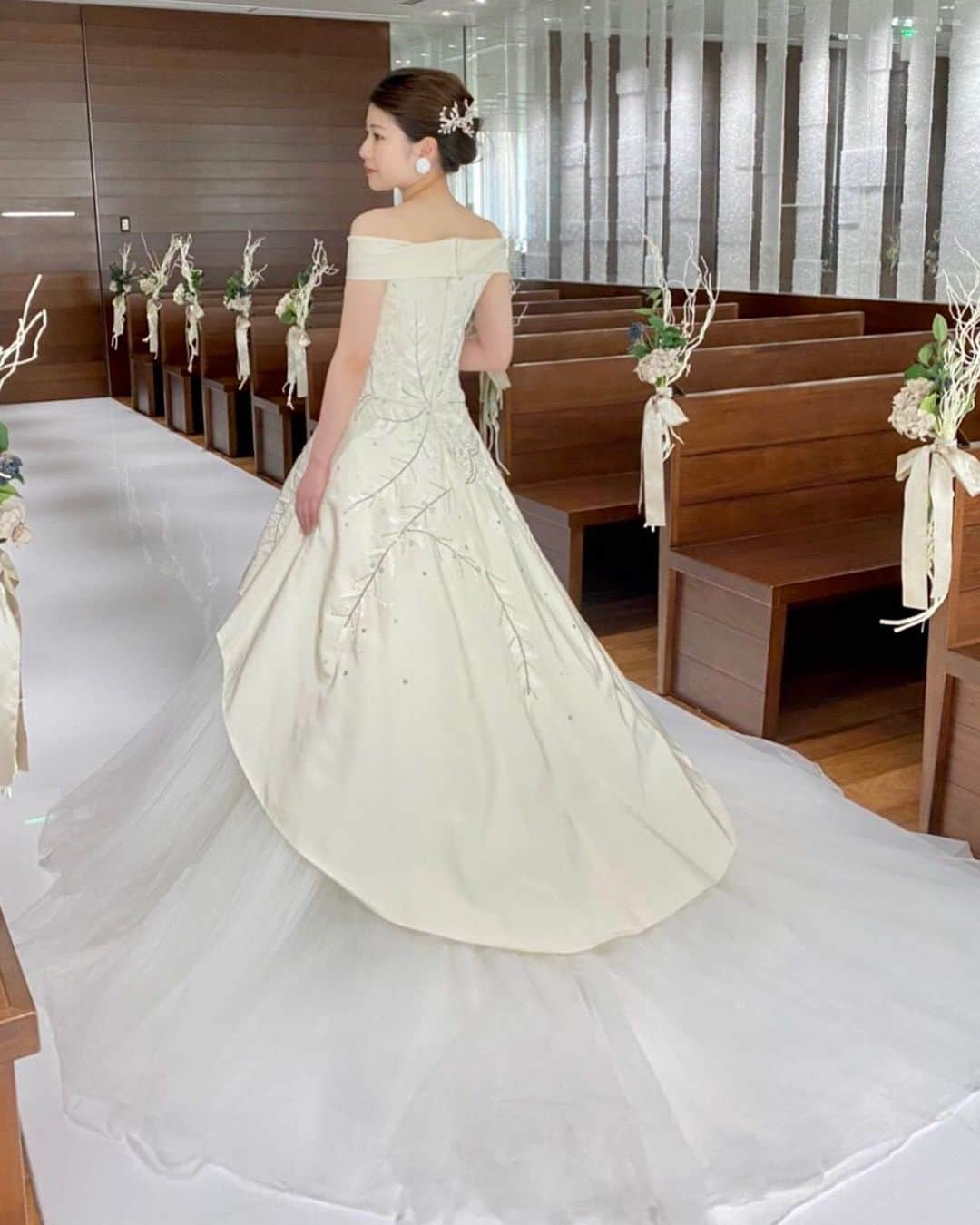 JUNO TENJINさんのインスタグラム写真 - (JUNO TENJINInstagram)「Wedding Dress   JUNO × リストランテKubotsu 　　　　　　 　壁面に埋め込まれたクリスタルのオブジェが 　眩い輝きを放つ荘厳なチャペルに合わせて 　　 　@kenneth_pool のウェディングドレスがおすすめ 　 　ヘアはアップにまとめて 　グリーン多めのクラッチブーケを合わせて 　スタイリッシュでナチュラルなコーディネートは 　いかがでしょうか🌿 　　　　　　　　 #junowedding  #junodress #kennethpool  #wedding #weddingdress #ウェディング #ウェディングドレス #ケネスプール #ドレス試着 #結婚式 #2020冬婚 #2021春婚 #2021夏婚 #2021秋婚 #プレ花嫁 #九州プレ花嫁 #福岡プレ花嫁 #少人数ウェディング #家族婚 #リストランテKubotsu #ひらまつウェディング」12月9日 17時31分 - juno_tenjin