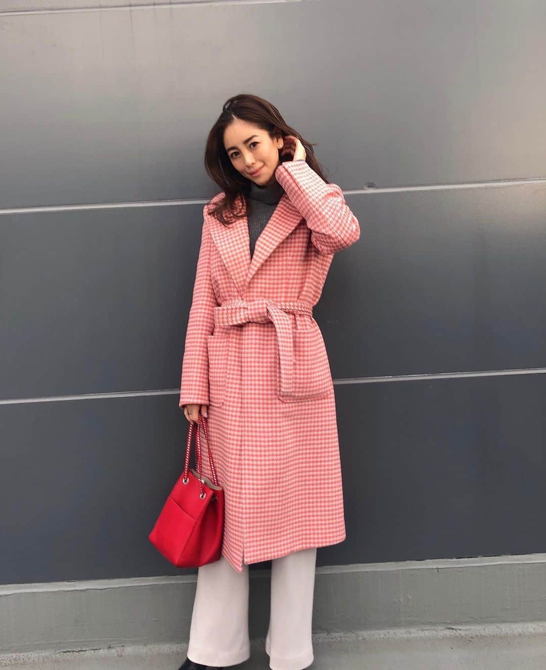 大桑マイミのインスタグラム：「今季お気に入りコートに包まれて🤍過ごしやすい一日だった。最近、pink とred マイブーム 娘が写真とってくれた📸 #maxandco#runaway #ラナウエイコート」