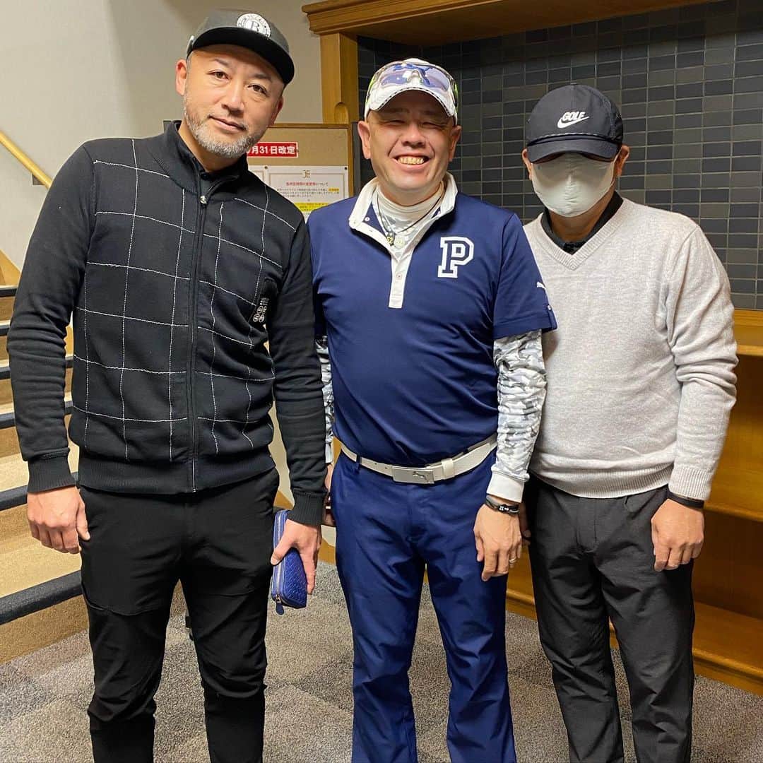 小田幸平のインスタグラム：「今日は府中ゴルフクラブ⛳️僕の人生の中で3本の指に入る面白い同級生の元横浜ベイスターズ中野渡進。と謎の先輩❗️久しぶりにあったので🤳パシャ。楽しい1日でした。#ゴルフ#府中ゴルフ#中日ドラゴンズ#読売ジャイアンツ#谷繁元信#中野渡進#もつなべわたり#はげch#楽しかった」