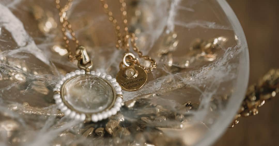 グーセンス パリのインスタグラム：「TALISMAN rock crystal medallion pendant on our WHEAT cup. . . 📷 by @alix.marnat」