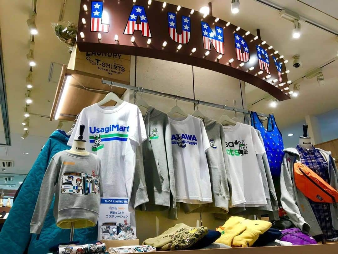 Laundry ランドリーさんのインスタグラム写真 - (Laundry ランドリーInstagram)「福岡にある、天神ソラリア店では 西鉄バスコラボを販売中🙌 このコラボを買えるのは、ソラリア店だけです🌟 ⇒ @laundry_solariaplaza   キッズのみのお取り扱いとなっておりますが、 『懐かしい～』な方も、『毎日乗ってる！』って方も 是非チェックしてくださいね🤓  西鉄バス公式アカウント @nnrbus_official 様✨ ご投稿ありがとうございました♪ 公式キャラクターのババ・バスオさん可愛い…💞 今後ともよろしくお願いします✨  ＿＿＿＿＿＿＿＿＿＿＿＿＿  毎年コラボさせていただいているランドリー×西鉄バスシリーズ 今年は可愛いスウェットを2色展開ソラリアプラザ店限定で好評販売中  #西鉄バス  #バババスオ #laundry038 #laundry #ランドリー #laundryソラリアプラザ店   ＿＿＿＿＿＿＿＿＿＿＿＿＿  さらに詳しいお知らせはプロフィールから ブランドサイトをチェック🧐 ⇒ @laundry_official  そしてそして、 #laundry038 をつけて投稿すると LAUNDRY公式アカウントにご紹介されちゃうかも🥰  #店舗限定 #コラボアイテム #コラボ #スウェット #tシャツ #キーホルダー  #キッズコーデ #キッズスウェット #トレーナー #キッズコーディネート #キッズ #子供服 #子供サイズ #子供のいる暮らし #福岡 #天神 #ソラリア  #sweat #tshirt #keychain #kidsfashion #fukuoka #tenjin」12月9日 17時45分 - laundry_official