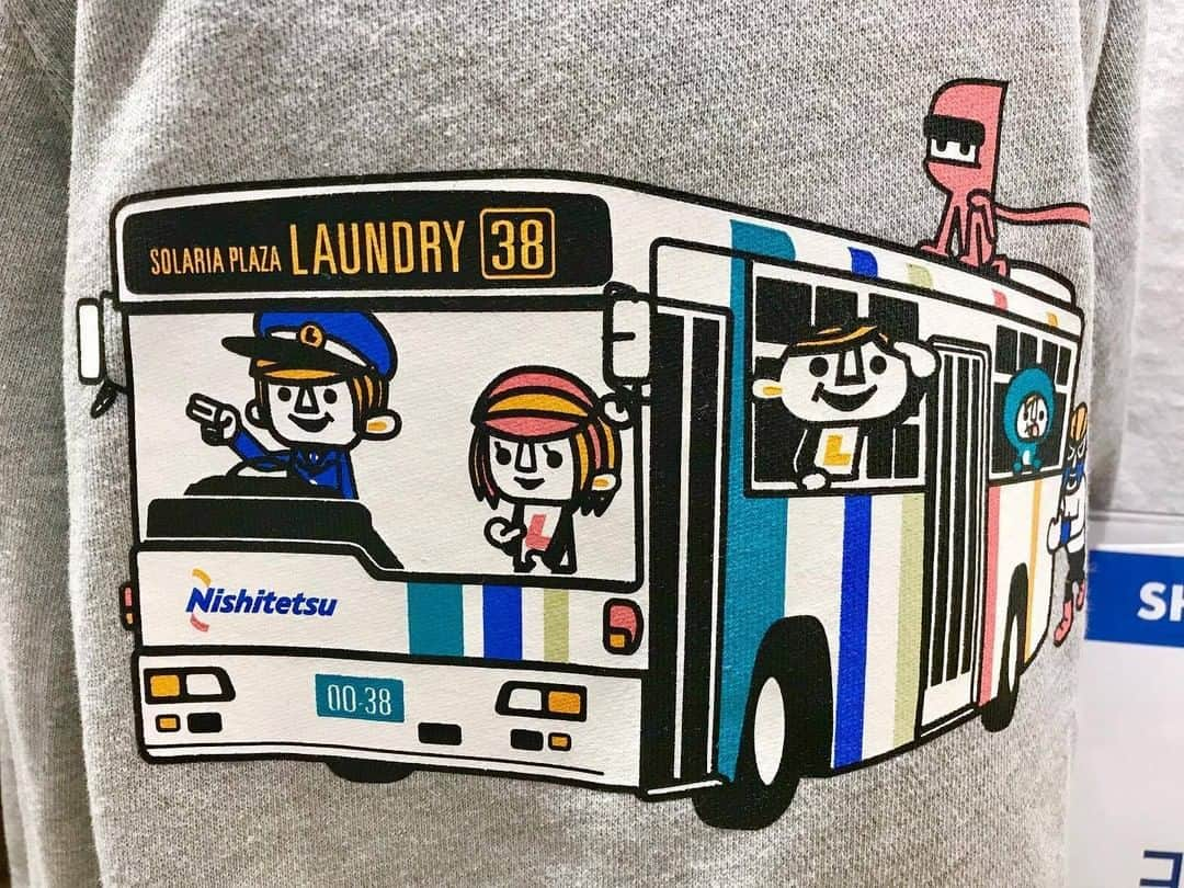 Laundry ランドリーさんのインスタグラム写真 - (Laundry ランドリーInstagram)「福岡にある、天神ソラリア店では 西鉄バスコラボを販売中🙌 このコラボを買えるのは、ソラリア店だけです🌟 ⇒ @laundry_solariaplaza   キッズのみのお取り扱いとなっておりますが、 『懐かしい～』な方も、『毎日乗ってる！』って方も 是非チェックしてくださいね🤓  西鉄バス公式アカウント @nnrbus_official 様✨ ご投稿ありがとうございました♪ 公式キャラクターのババ・バスオさん可愛い…💞 今後ともよろしくお願いします✨  ＿＿＿＿＿＿＿＿＿＿＿＿＿  毎年コラボさせていただいているランドリー×西鉄バスシリーズ 今年は可愛いスウェットを2色展開ソラリアプラザ店限定で好評販売中  #西鉄バス  #バババスオ #laundry038 #laundry #ランドリー #laundryソラリアプラザ店   ＿＿＿＿＿＿＿＿＿＿＿＿＿  さらに詳しいお知らせはプロフィールから ブランドサイトをチェック🧐 ⇒ @laundry_official  そしてそして、 #laundry038 をつけて投稿すると LAUNDRY公式アカウントにご紹介されちゃうかも🥰  #店舗限定 #コラボアイテム #コラボ #スウェット #tシャツ #キーホルダー  #キッズコーデ #キッズスウェット #トレーナー #キッズコーディネート #キッズ #子供服 #子供サイズ #子供のいる暮らし #福岡 #天神 #ソラリア  #sweat #tshirt #keychain #kidsfashion #fukuoka #tenjin」12月9日 17時45分 - laundry_official