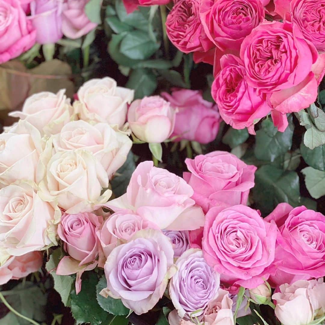 Yuka Kaedeさんのインスタグラム写真 - (Yuka KaedeInstagram)「Beautiful Rose♡ . . 今日も盛り盛り♪(^^) 近ければ毎日寄りたいお店です♪ @atelierkyodoyabashi . . #淀屋橋花屋アトリエk #flowershop#flowerstagram#roses」12月9日 17時37分 - _asyuka_