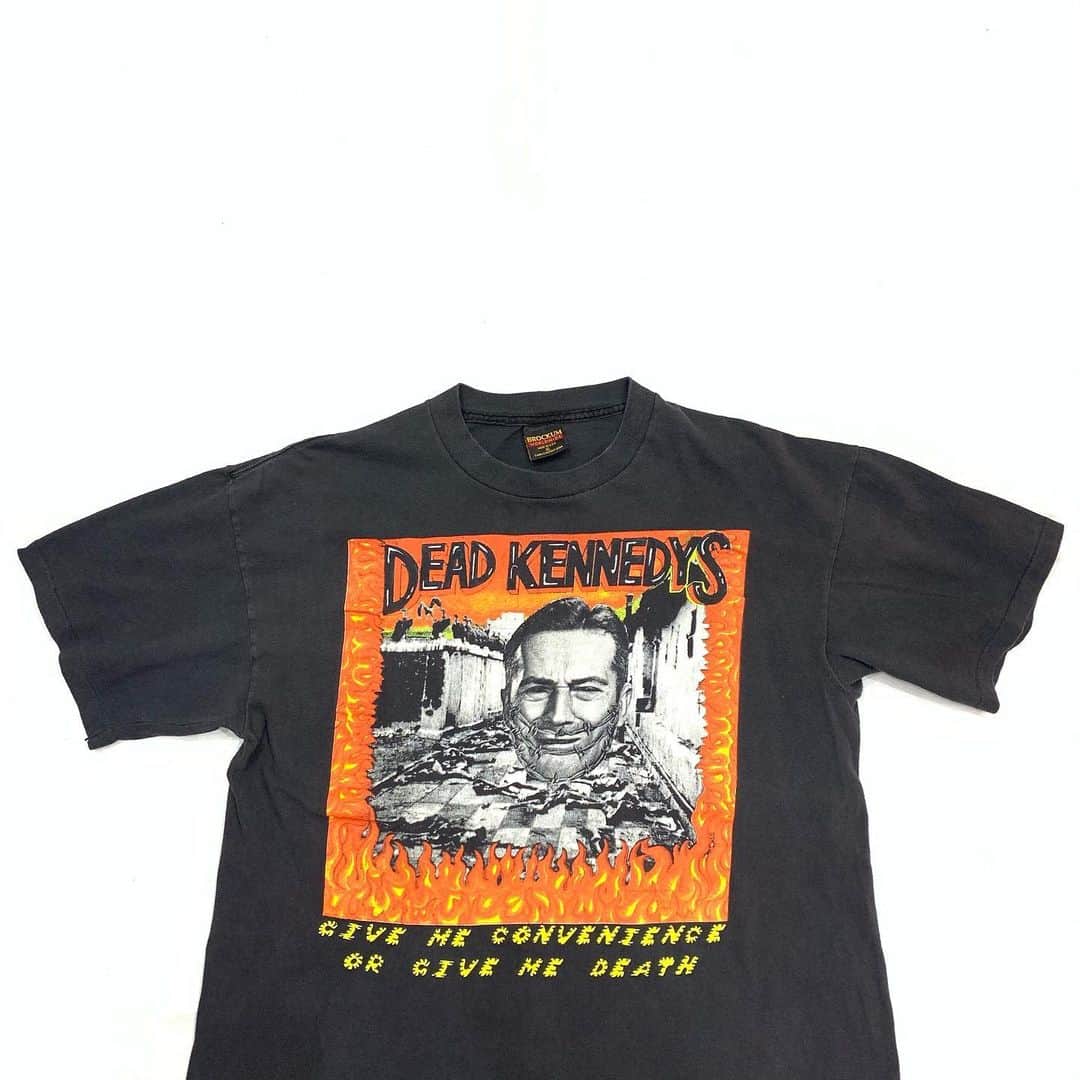 ジャムルさんのインスタグラム写真 - (ジャムルInstagram)「1994's　DEAD KENNEDYS ¥23500+tax .  1978年にサンフランシスコで結成されたDEAD KENNEDYS。 80年代のハードコア・パンク シーンを語る上で絶対に外せないバンドです。  こちらは87年にリリースされたアルバム「Give Me Convenience」の ジャケットデザインがプリントされた94年コピーライト入りのTシャツになります。 やはりこのグラフィックはいつ見ても最高にカッコ良いです！ .  WEB SHOPに入荷しております。 是非ご覧ください。 jammru.com  #お問い合わせはお電話で承ります #jammru#jammru_tee#vintagetshirt#vintagetee#bandtee#deadkennedys  #osaka  #fashion  #streetstyle  #streetfashion  #vtg  #vintage  #used  #usedclothing  #古着 #古着屋 #ファッション #70s #80s #90s #ご来店の際はマスクの着用をお願い致します」12月9日 17時38分 - jammru