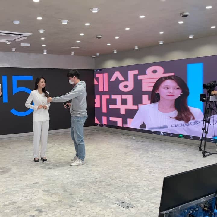 ホ・ヨンジュ のインスタグラム：「#리허설 중✨ 잠시 후 저녁 6시! 세바시에서 만나요🙂 세바시 유튜브 라이브로 컴컴!💕 @sebasi15 #세바시」