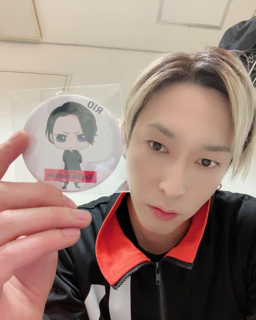 山口賢人のインスタグラム：「初日いくぜ⚡️  宜しくお願いします！  バッジもらった  僕今、髪の毛金髪だけど hair design @hiroki____watanabe」