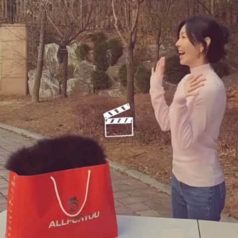 キム・ソヨンのインスタグラム：「#올포유 🧡 #다운을가볍게 💘 #기분을가볍게 👍 ㅎㅎㅎ😁😁😁  @allforyou_korea 👈🤩올포유 에서 재밌는 챌린지를  하고있네요^^~~~* -------------------------------- 소연, 상우의 #다운을가볍게 #기분을가볍게 다운을 작게작게 접어 휘리릭-   영상 챌린지를 통해 쳐져있던 기분까지 가볍게 만들어보세요 😄 가장 반응이 핫한 영상 주인공에게 100만원의 행운이 찾아갑니다!  📍기간 : 12/9 (수) - 12/31 (목) 📍발표 : 1/15(금) 📍참여방법 :  1.  소연&상우의 영상을 본다 2.  내가 갖고 있는 다운을 작게 만들어보는 영상을 만든다 3.  개인 SNS 계정에 필수 해시태그 #올포유 #다운을가볍게 #기분을가볍게 와 함께 업로드. (올포유 계정 태그 함께 해주세요 😄) 4.  이벤트 페이지에 댓글로 ‘참여완료’ 꼭 남겨주세요! 📍경품 1등) 코로나19 극복 지원금 100만원 (1명) 2등) 기분전환 호캉스! 호텔 숙박권 (3명) 3등) 따뜻한 힐링 스타벅스 커피 (50명)  많은 분들의 다양한 영상 기대할께요 🤗 우울한 기분 떨쳐내고 모두 함께 힘내요!! ---------------------- ㅎㅎㅎ🧡」